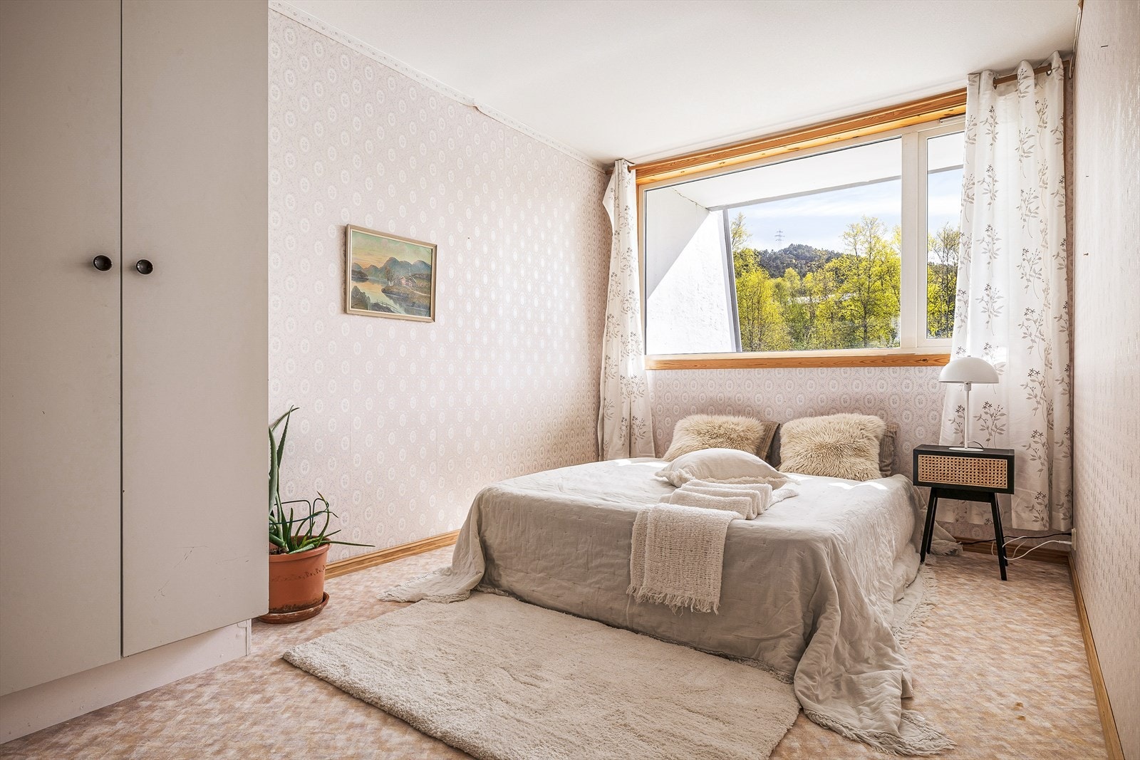 Hovedsoverommet er på 13,4m², noe som gir plass til både dobbeltseng og garderobeløsning. Galleribilde