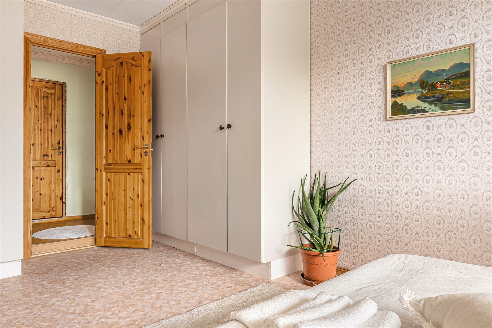 Fra soverommet har man sin egen private inngang til boligens bad. Galleribilde