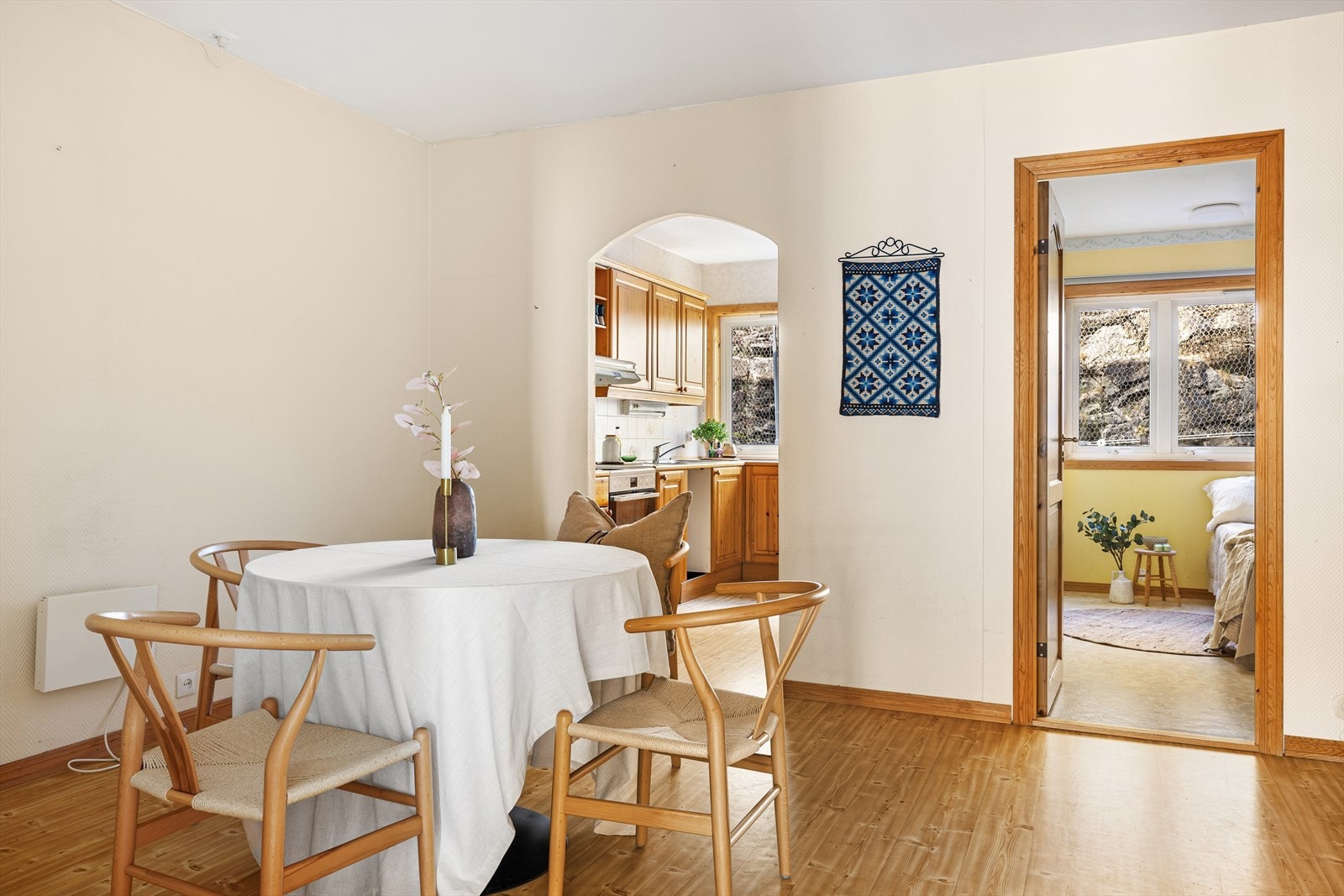 Videre inn i boligen blir man møtt med en stor og romslig spisestue på 14,9m². Fra spisestuen er det tilkomst til kjøkken, soverom nummer to og stuen. Galleribilde