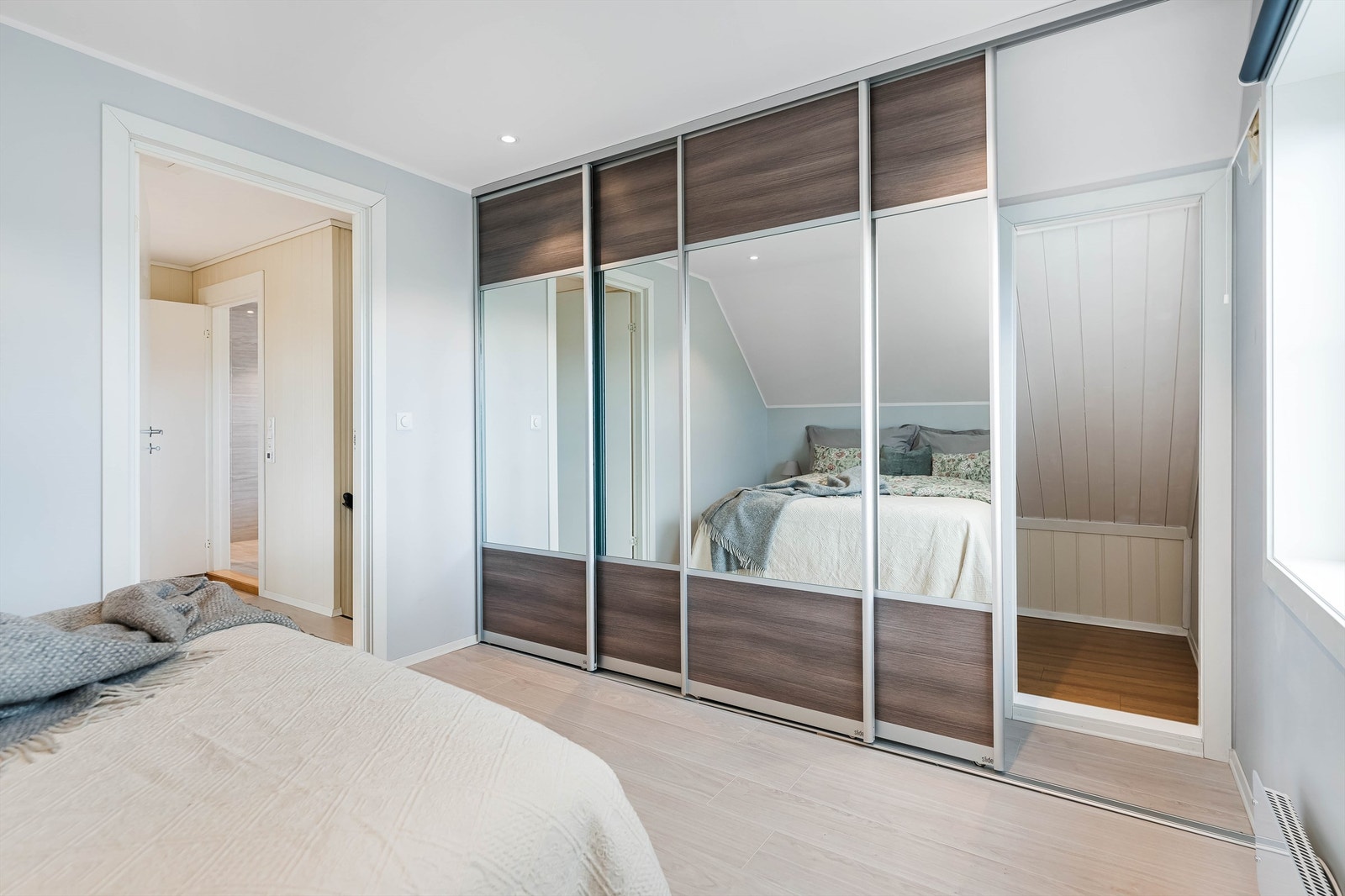 Soverom 2 med praktisk skyvedørsgarderobe og skjult rom/kott bak. Galleribilde