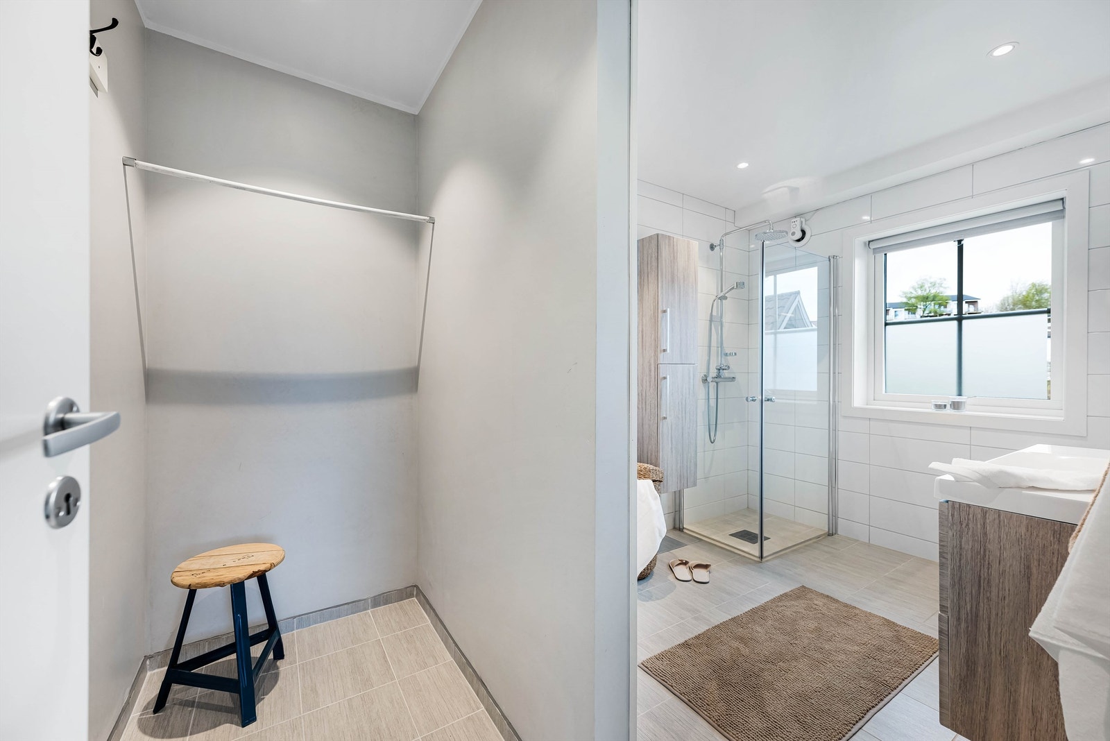 Praktisk forrom til badet med muligheter Galleribilde