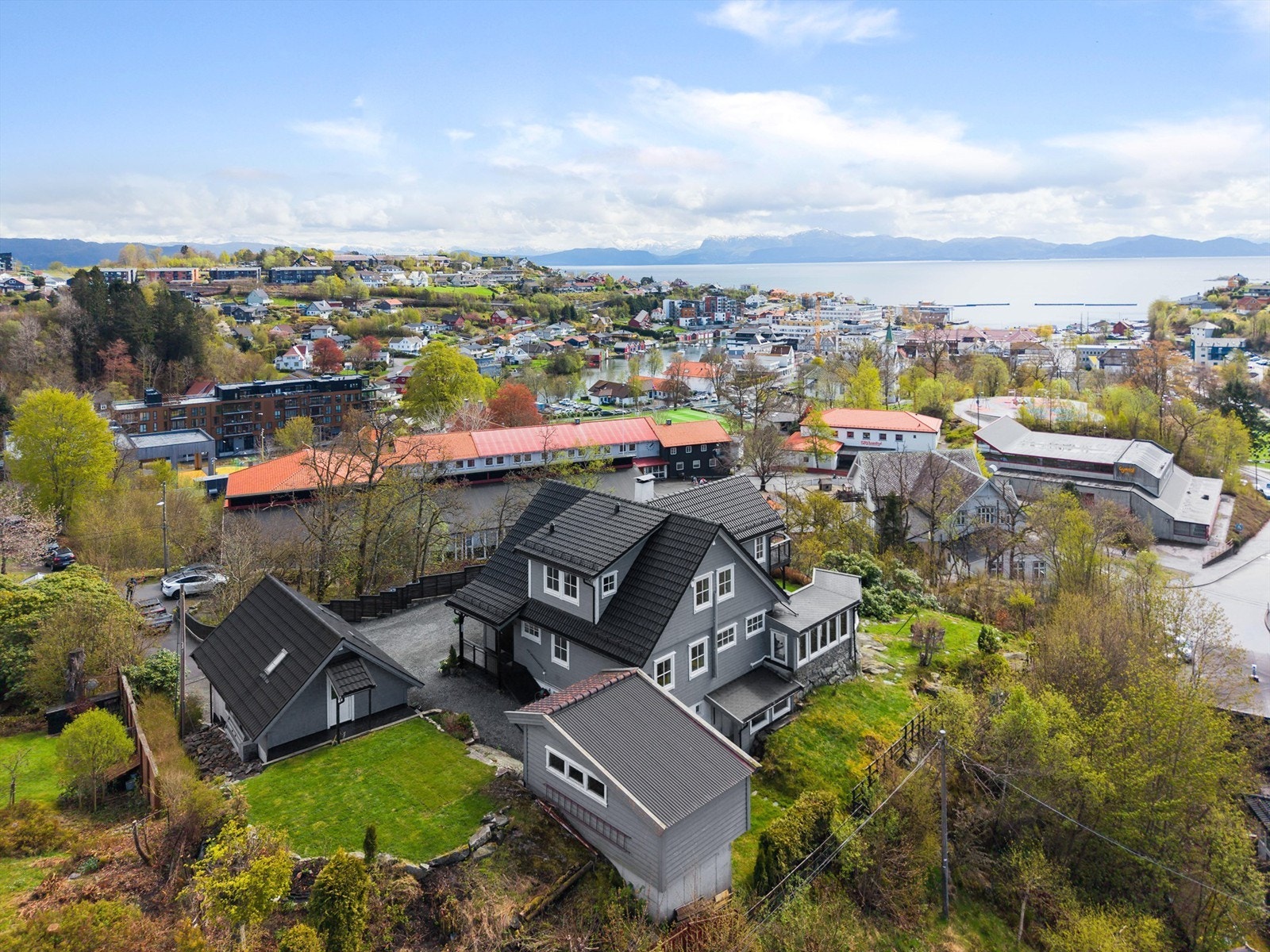 Fantastisk beliggenhet på toppen av Oshaugen med praktfull utsikt og de beste solforhold Galleribilde