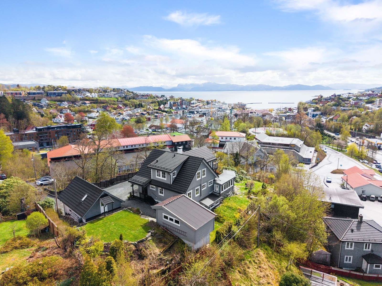 Os sentrum er et aktivt sentrum som byr på lokal handel, restauranter, flott havnepromenade og et mangfold av opplevelser ved Oseana Kunst- og Kultursenter. Galleribilde