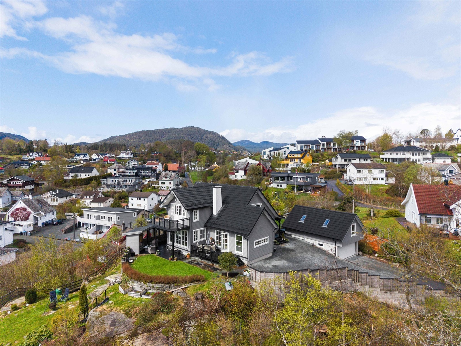 Boligen ble opprinnelig oppført i 1954, men er utvidet og ombygget i 2016. Med unntak av grunnmur, skorstein og innvendig trapp er alt nytt 2016. Galleribilde