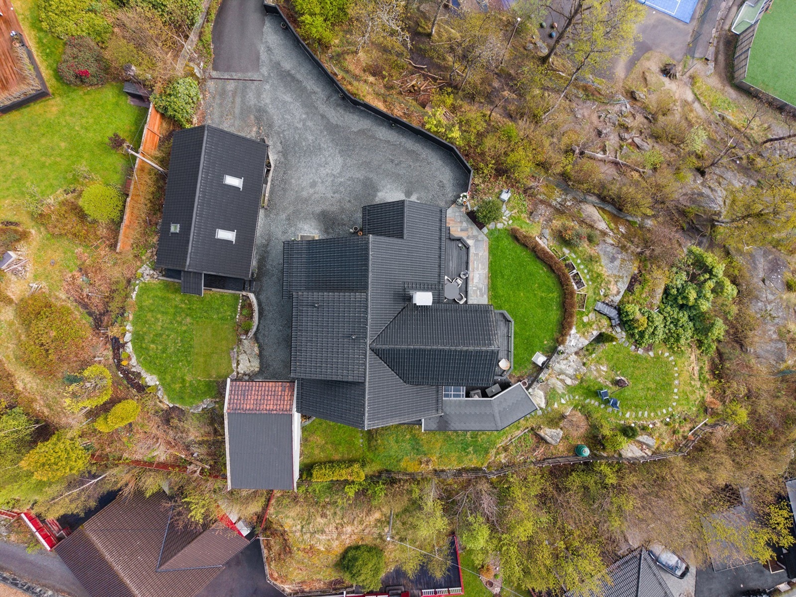 Tomten er på 1199 kvm og er fint opparbeidet med mange ulike soner. Galleribilde
