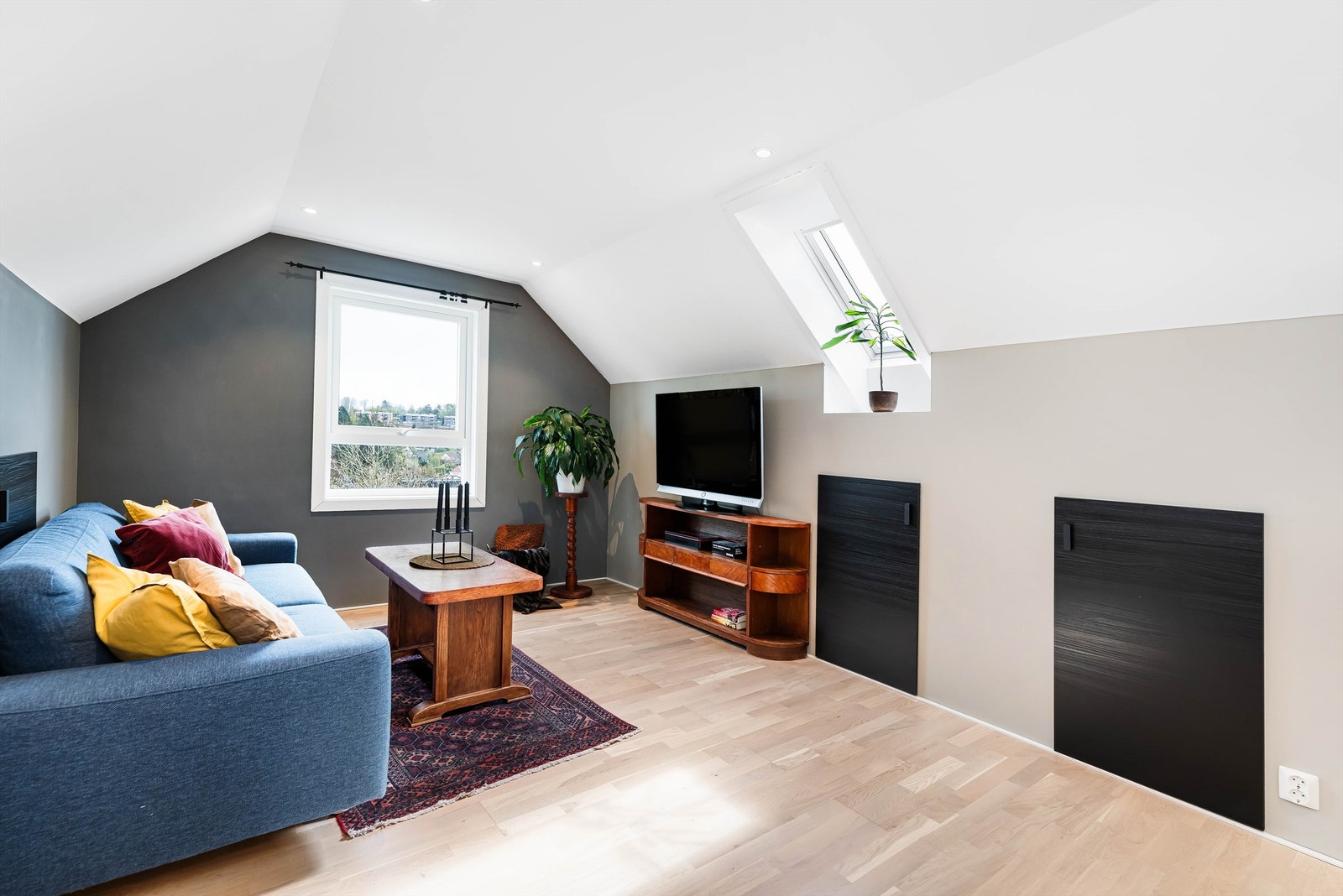 Rommet er oppført som bod/hobbyrom på tegningene, og ikke godkjent som rom for varig opphold. Det er også satt innvendig trapp og vinduer som ikke er tegnet inn på søknad. Galleribilde