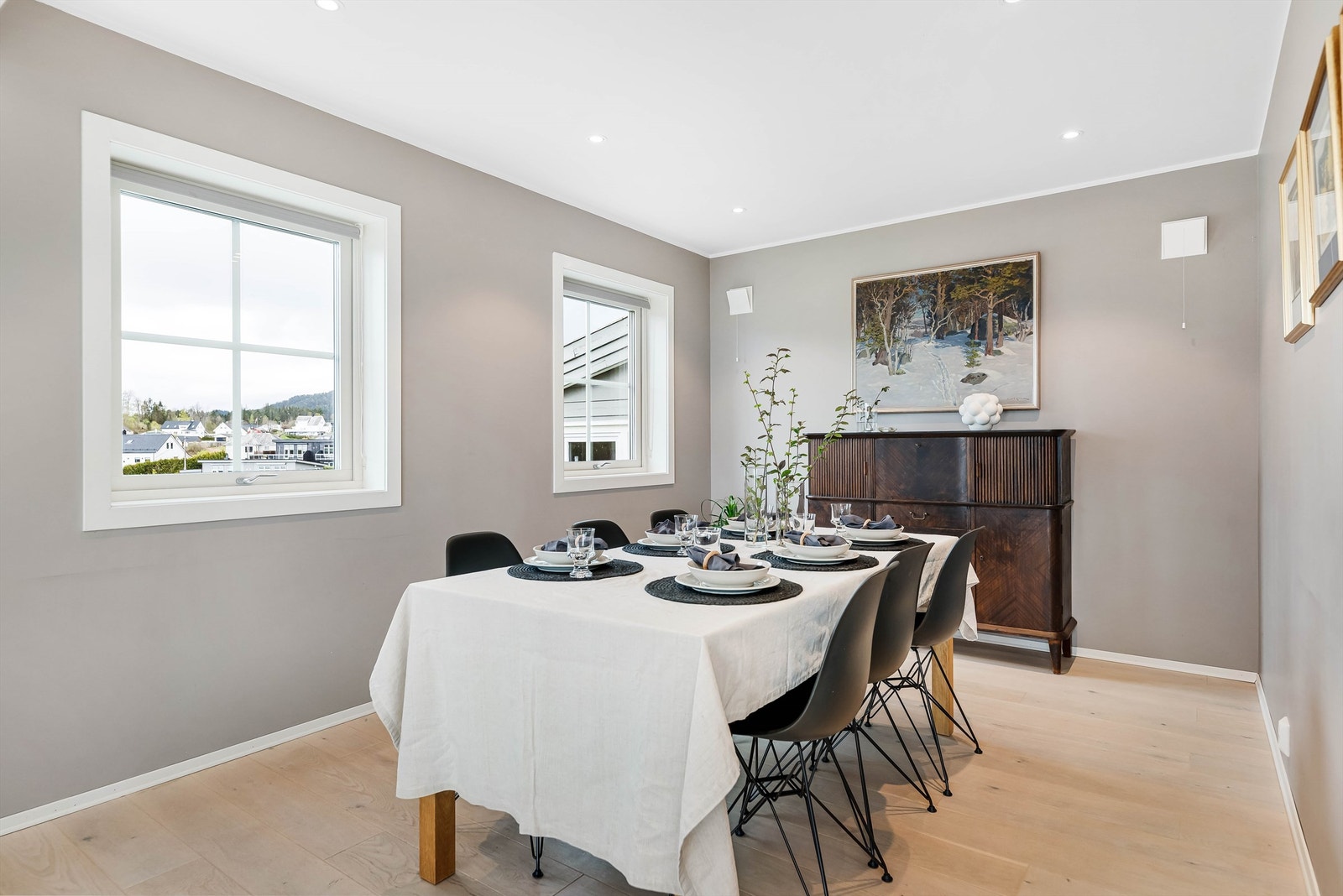 Egen sone i stuen med god plass til å kunne dekke langbord. Det er lagt til rette med spikerslag i hele endeveggen dersom ny eier ønsker TV på veggen. Galleribilde