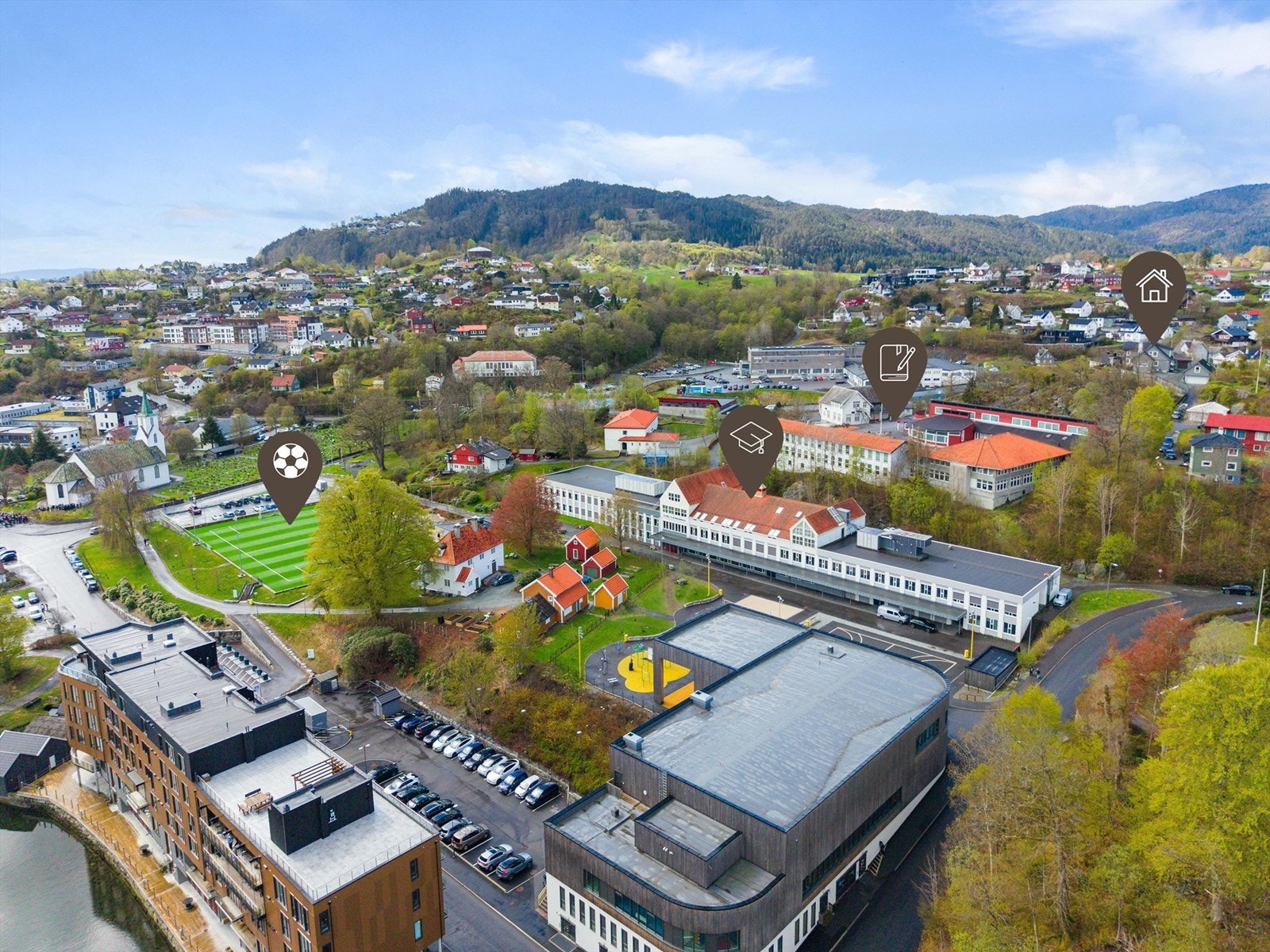 Kort og trygg vei til både barne og ungdomsskole, samt nærhet til idrettsanlegg og gode kollektivforbindelser gjør hverdagslivet enkelt for både små og store. Galleribilde