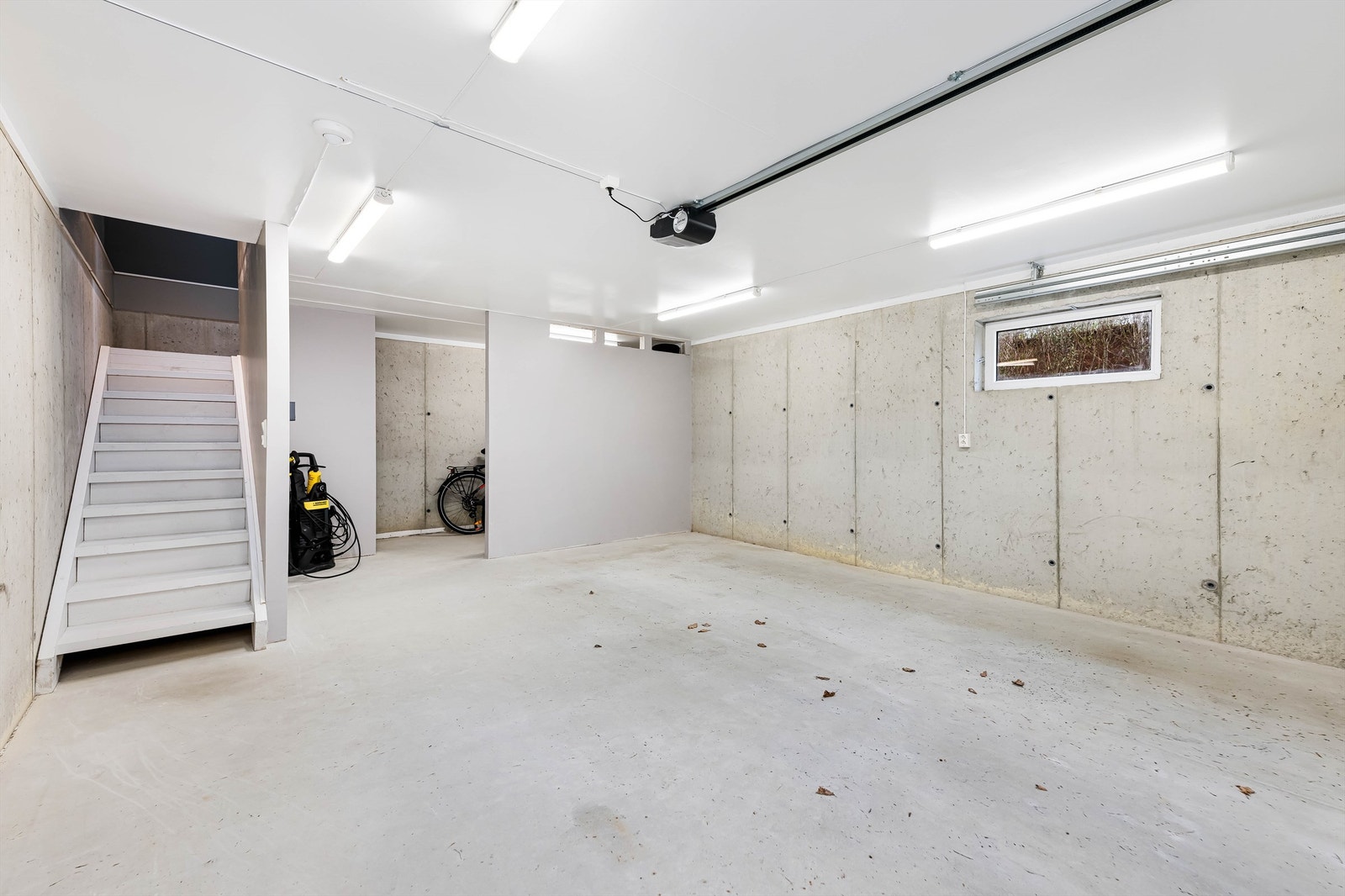 Det er både innvendig og utvendig tilkomst til garasjens loftsetasje Galleribilde