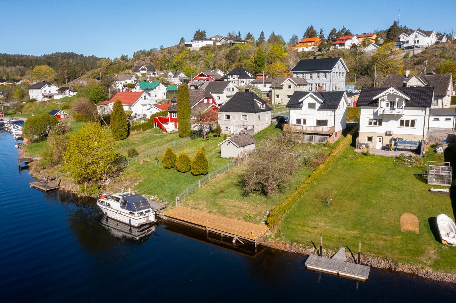 Meglerhuset & Partners Telemark v/ Eiendomsmegler MNEF Per Arne Helland av å vise frem Nedre Herrejordet 7. Galleribilde