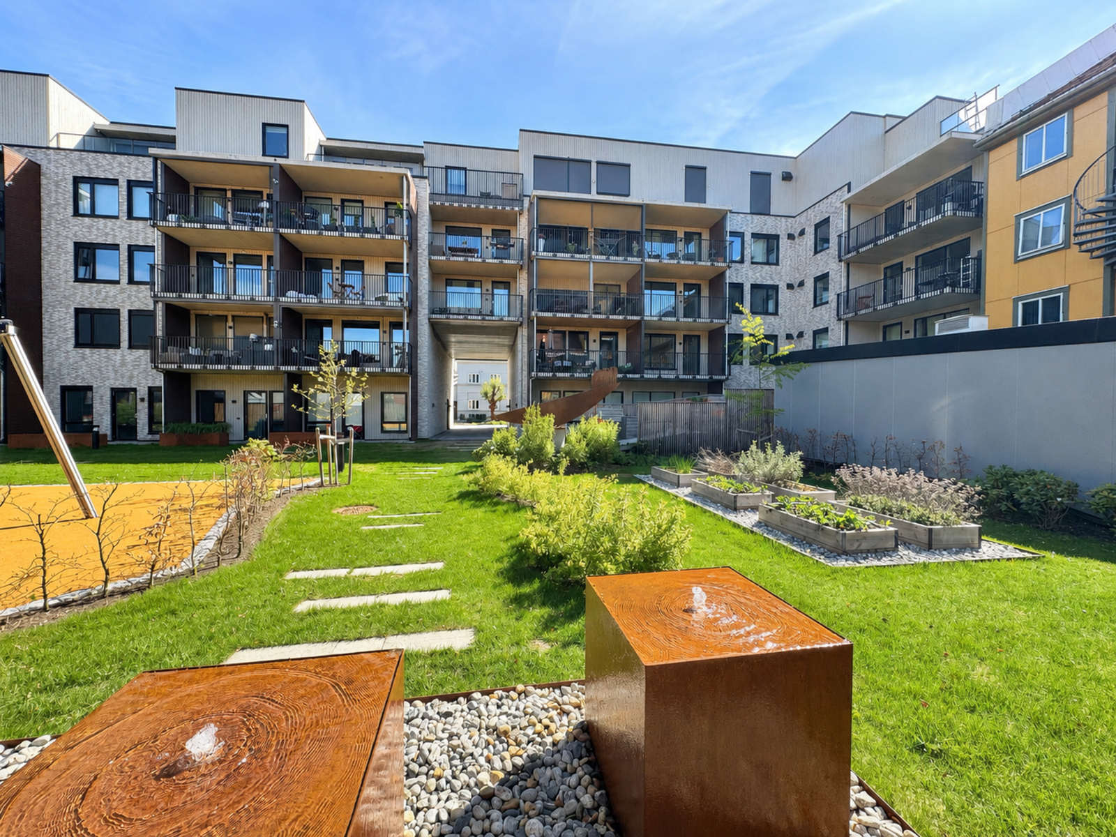 Grønn og frodig bakhage. Galleribilde