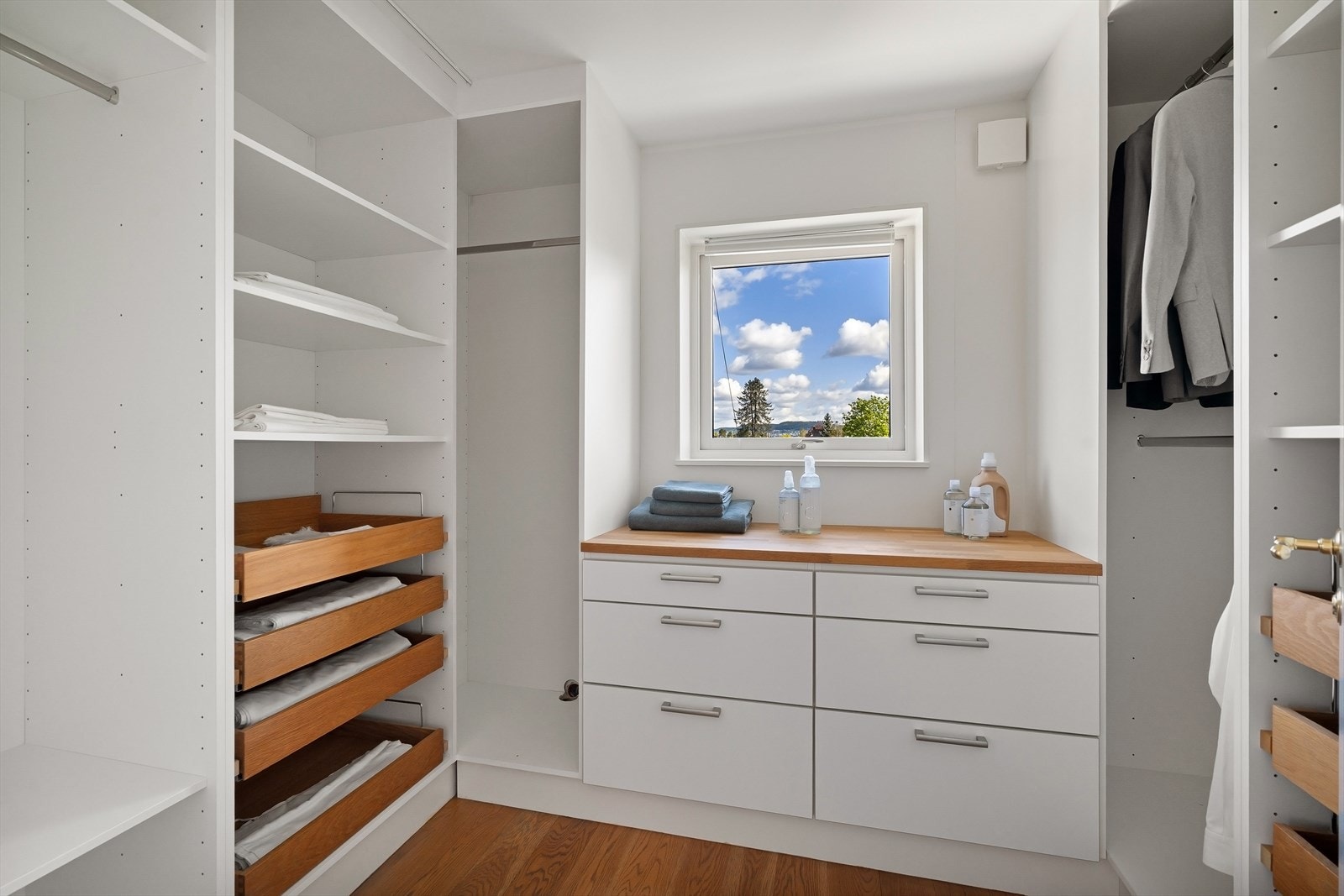 Soverom 3 er i dag innredet som garderoberom / walk-in-closet. Galleribilde