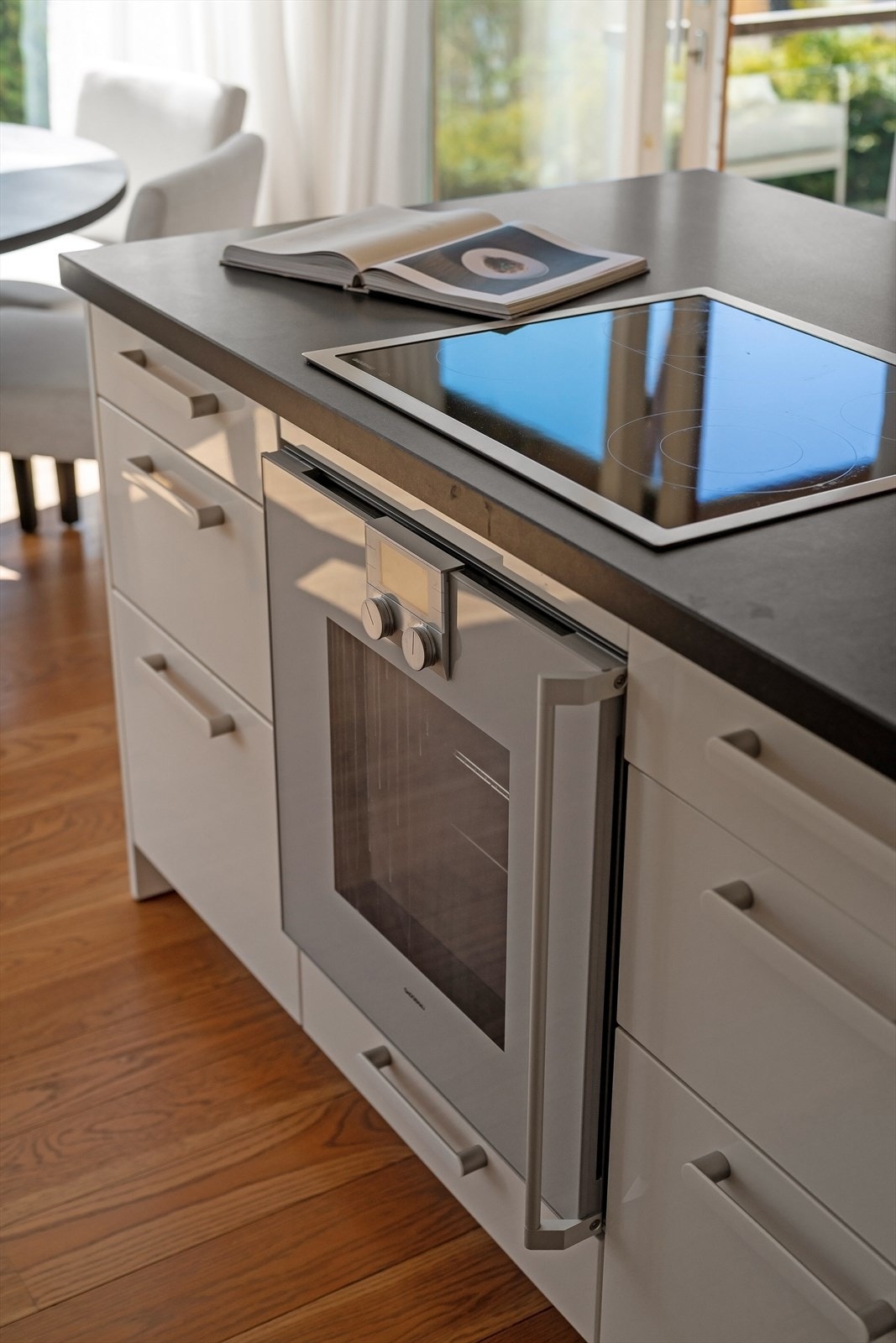 Kjøkkenet har kvalitetshvitevarer fra Gaggenau og Miele. Galleribilde