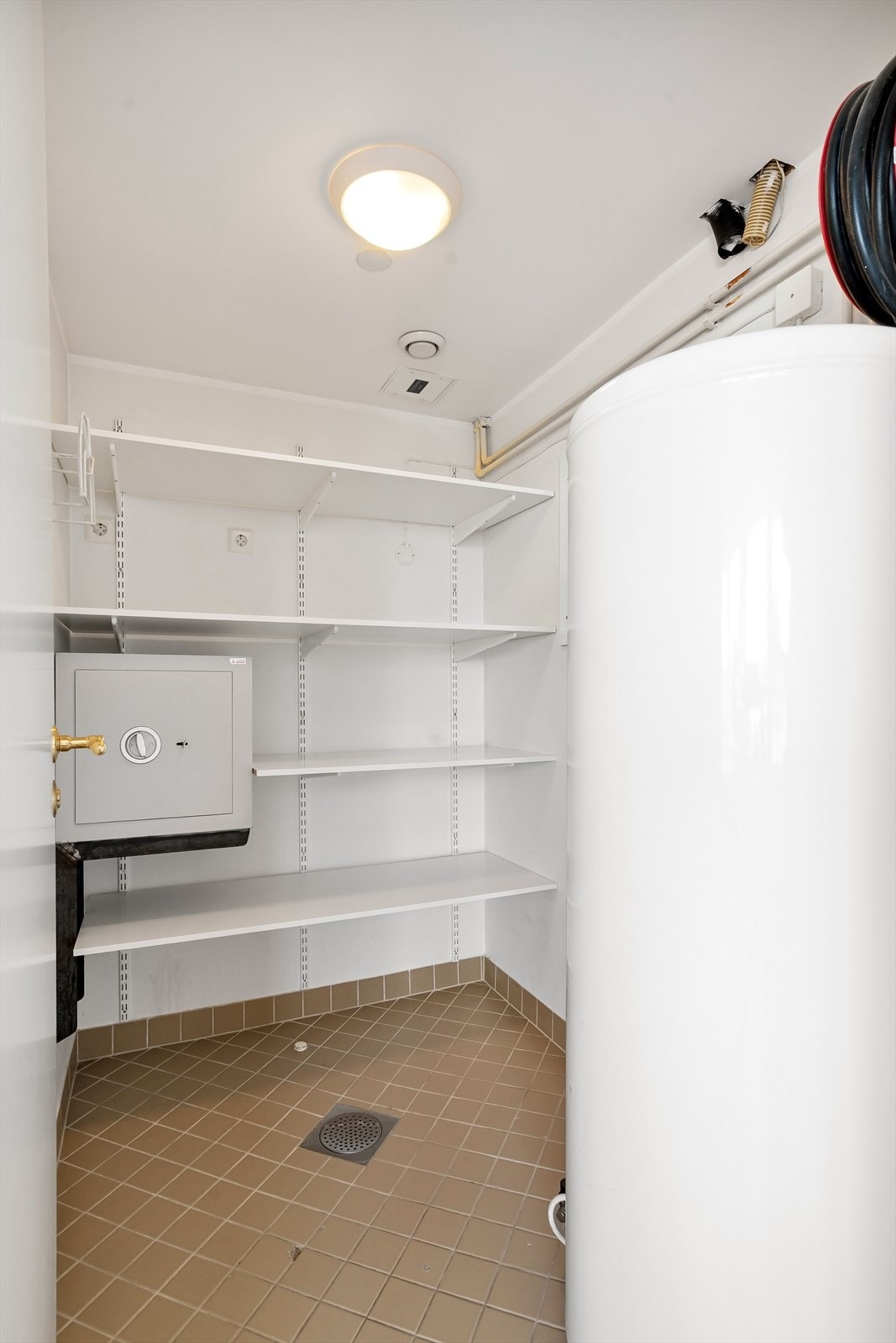 Praktisk bod / teknisk rom med god plass til oppbevaring. Boligen disponerer også ekstern bod i 2. etasje på ca. 8 kvm. Galleribilde