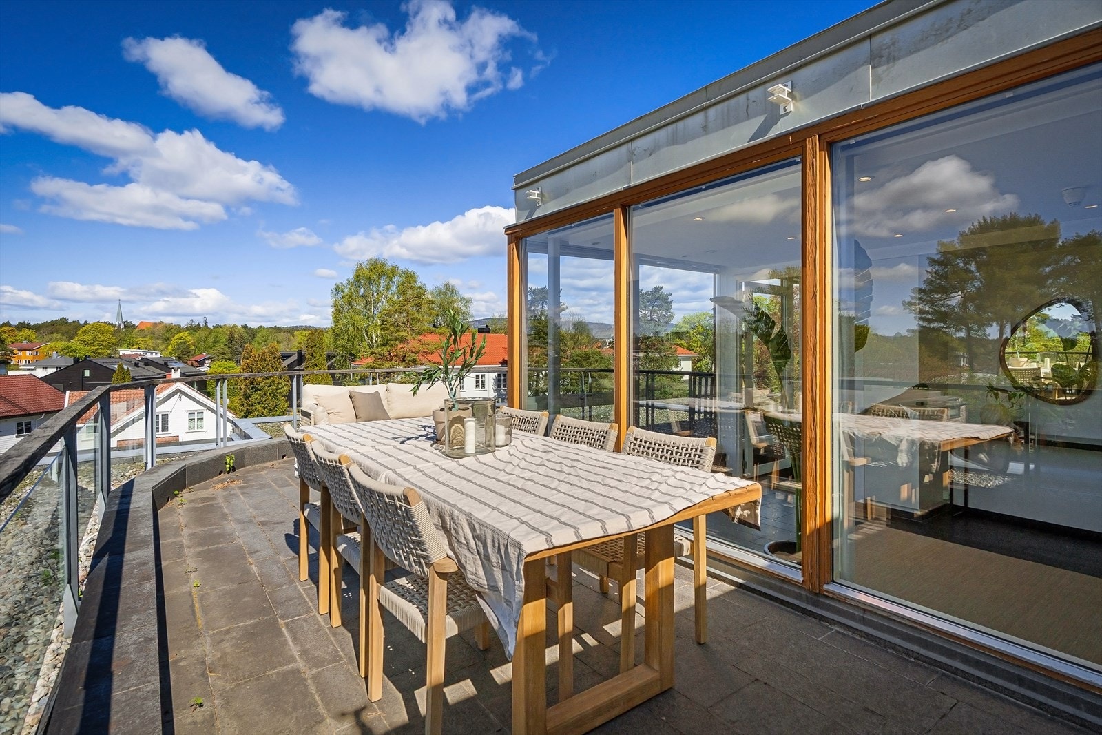 Stor, solrik terrasse som vender mot nordvest. Galleribilde