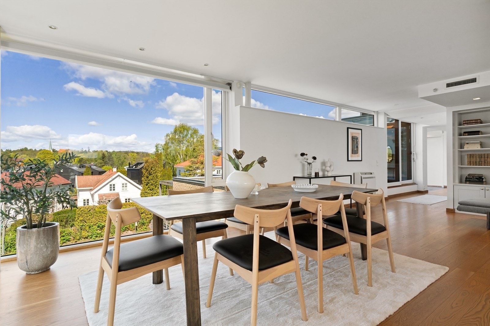 God plass til stort spisestuemøblement. Galleribilde