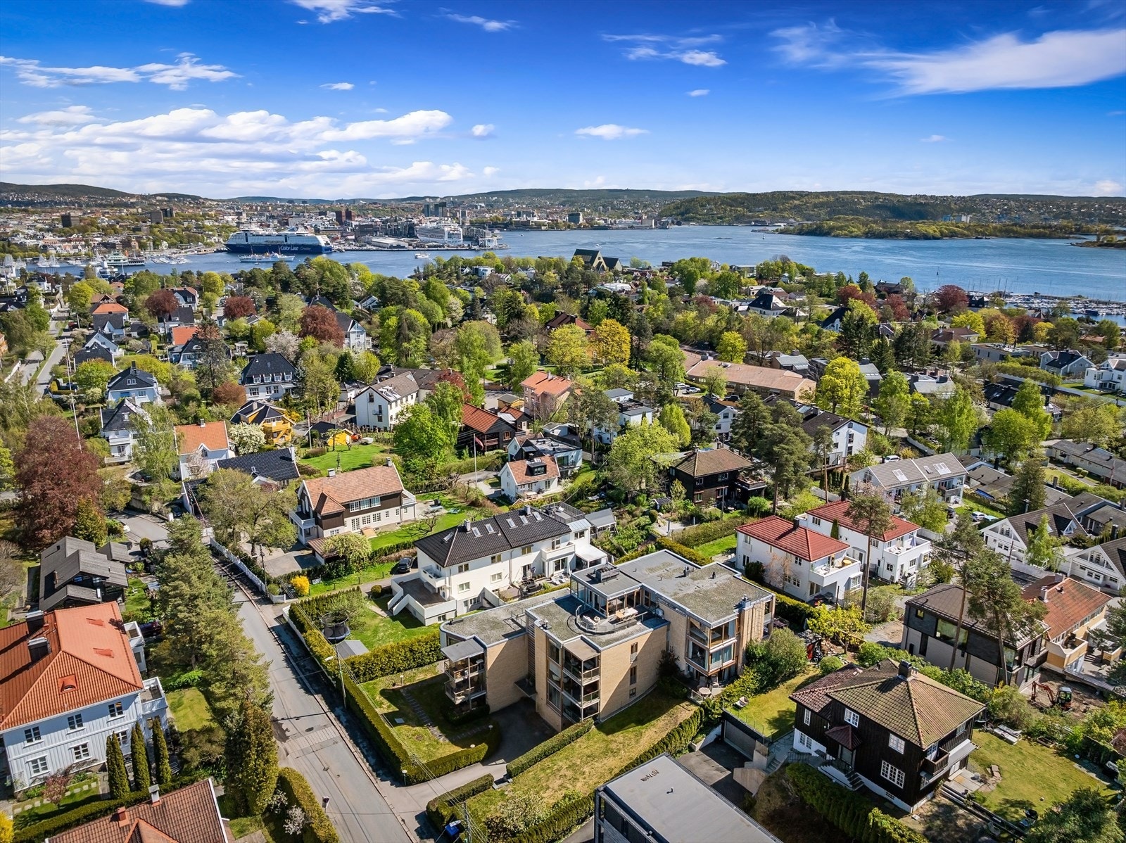 Eiendommen har etterspurt beliggenhet på Bygdøy. Her får du fantastiske nærområder med kort vei til skog, strand og kyststi. Galleribilde