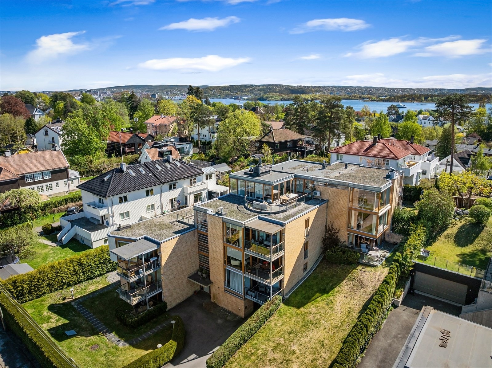 Her bor du stille og tilbaketrukket i et hyggelig nabolag, samtidig sentralt med ca. 200m til bussholdeplass med hyppige avganger mot sentrum. Galleribilde