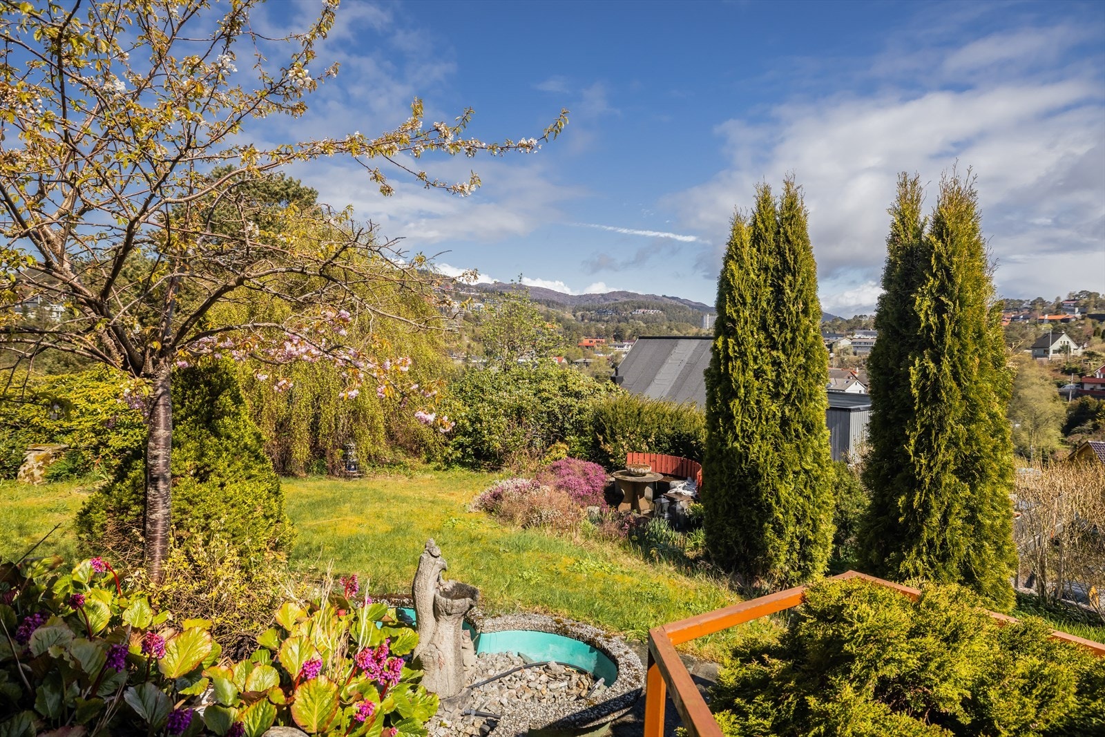 - Nyt de flotte sommerdagene Bergen har å by på i din egen eventyrlige hage - Galleribilde