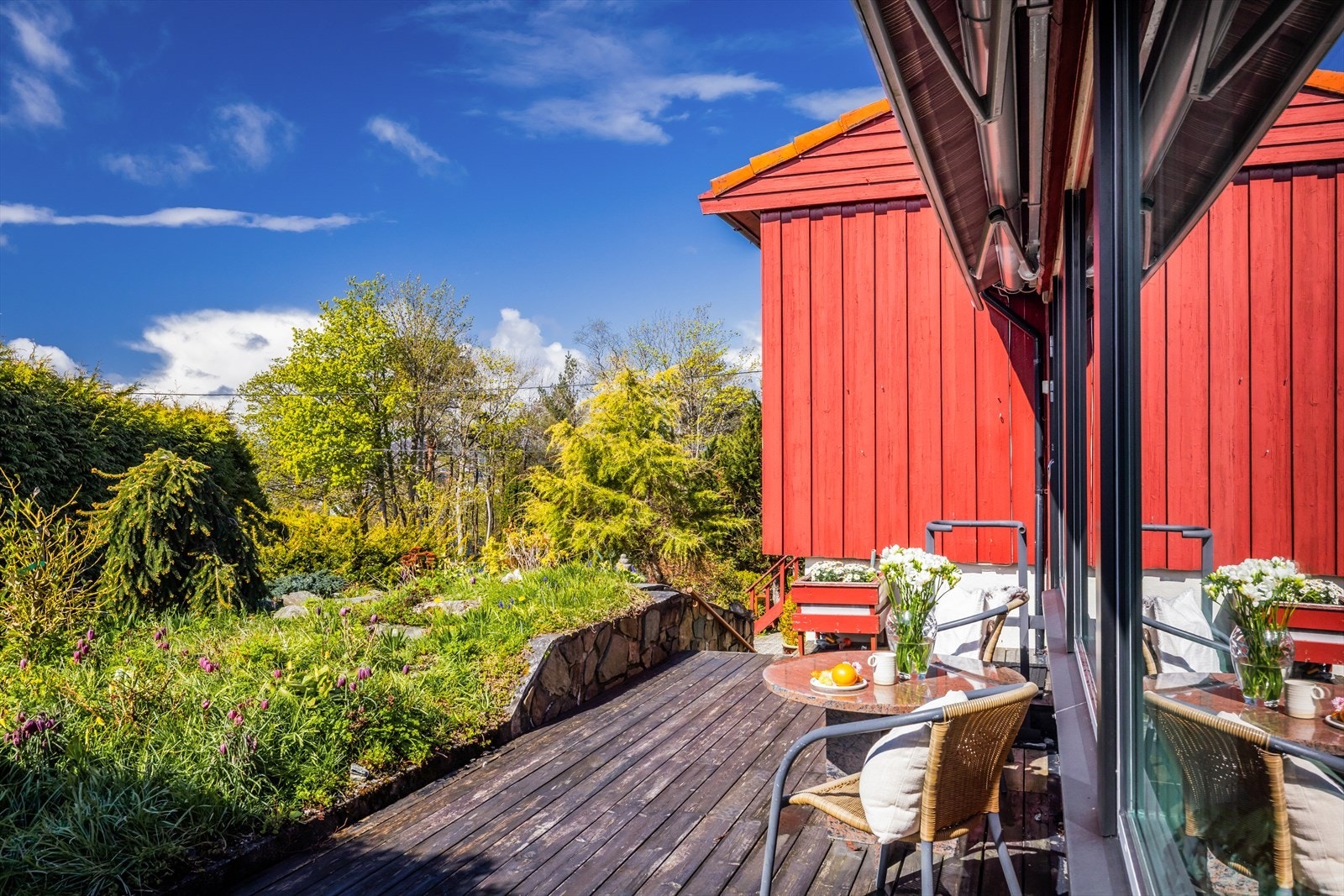 - Markterrasse på 15 m² med tilkomst fra stuen i hovedetasjen - Galleribilde