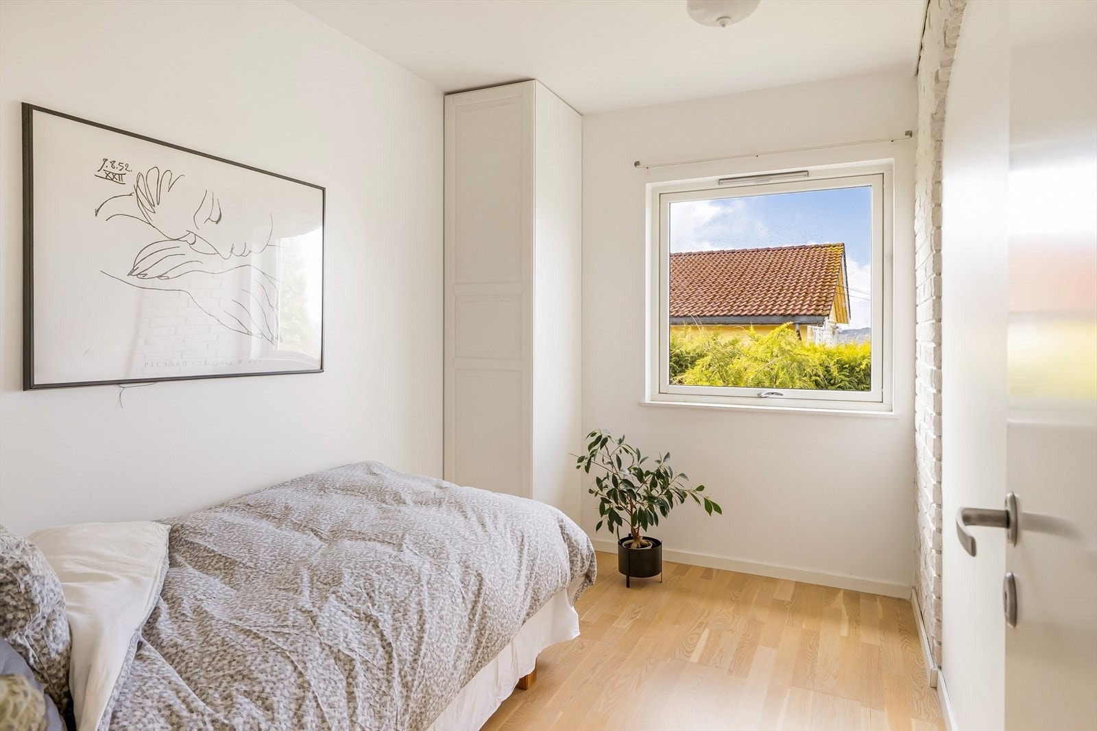 - Boligens andre soverom måler 6,8 m² - Galleribilde