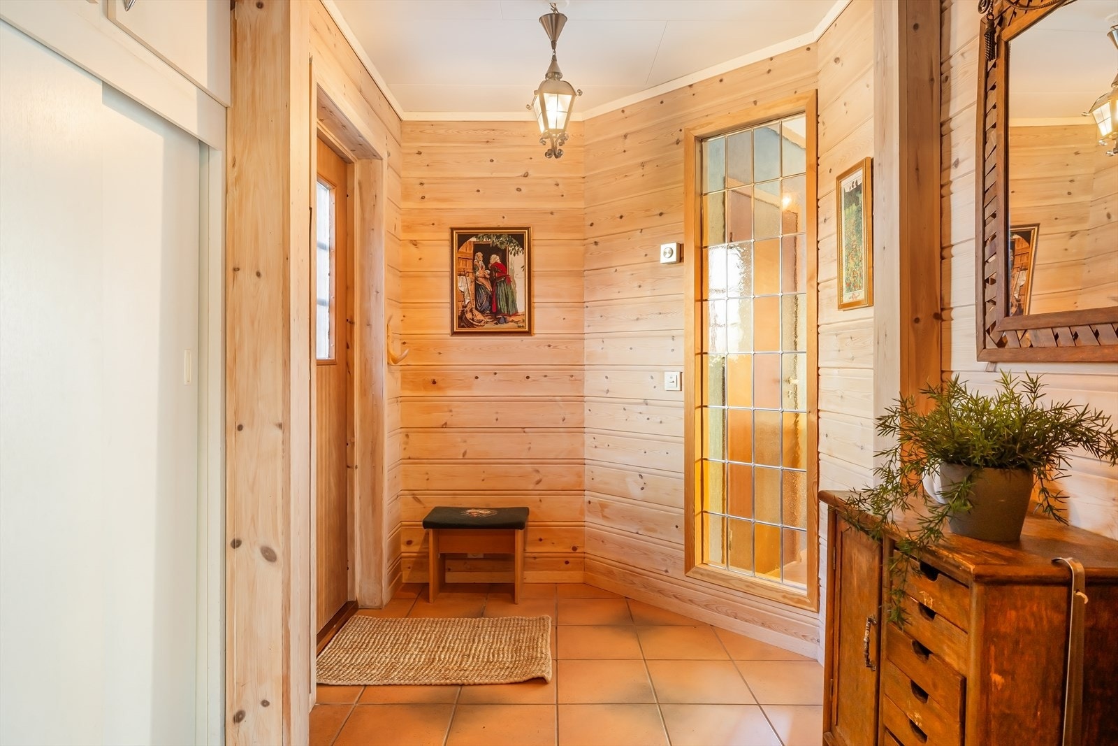 - Inngangsparti i hovedetasje - Galleribilde