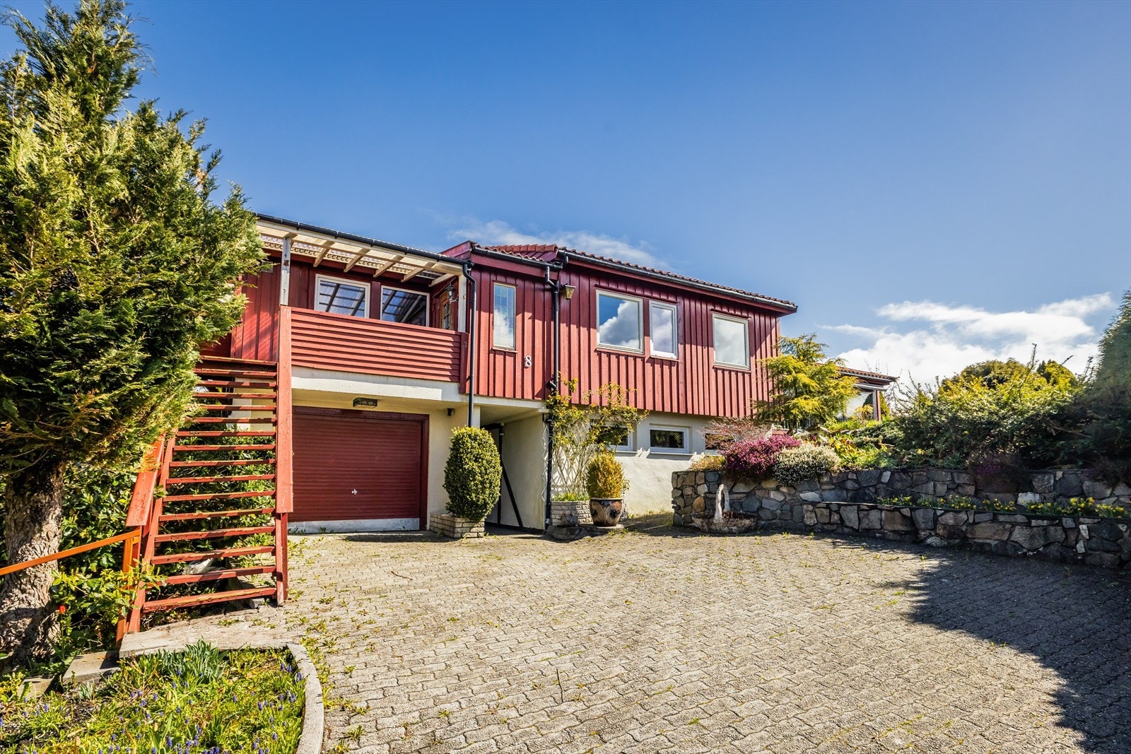 - Pent opparbeidet uteområde med belegningsstein, parkering i egen garasje, og flere biloppstillingsplasser på tomten - Galleribilde