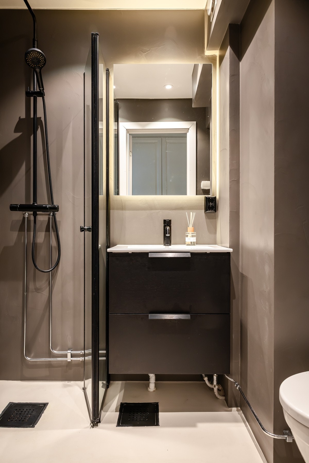 Badet ble i 2023 overflateoppusset med micro-sement, lagt utenpå eksisterende fliser. Arbeidet utført av Zenzorama. Galleribilde