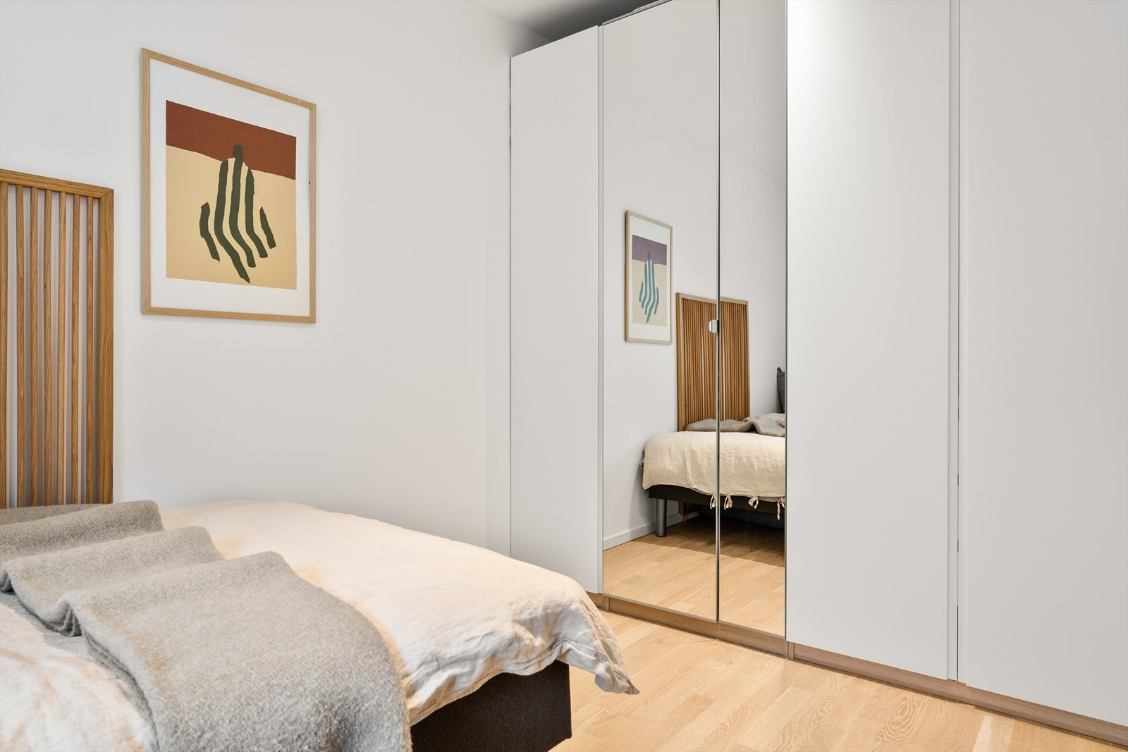 Det er god plass til større garderive, som også medfølger handelen. Galleribilde