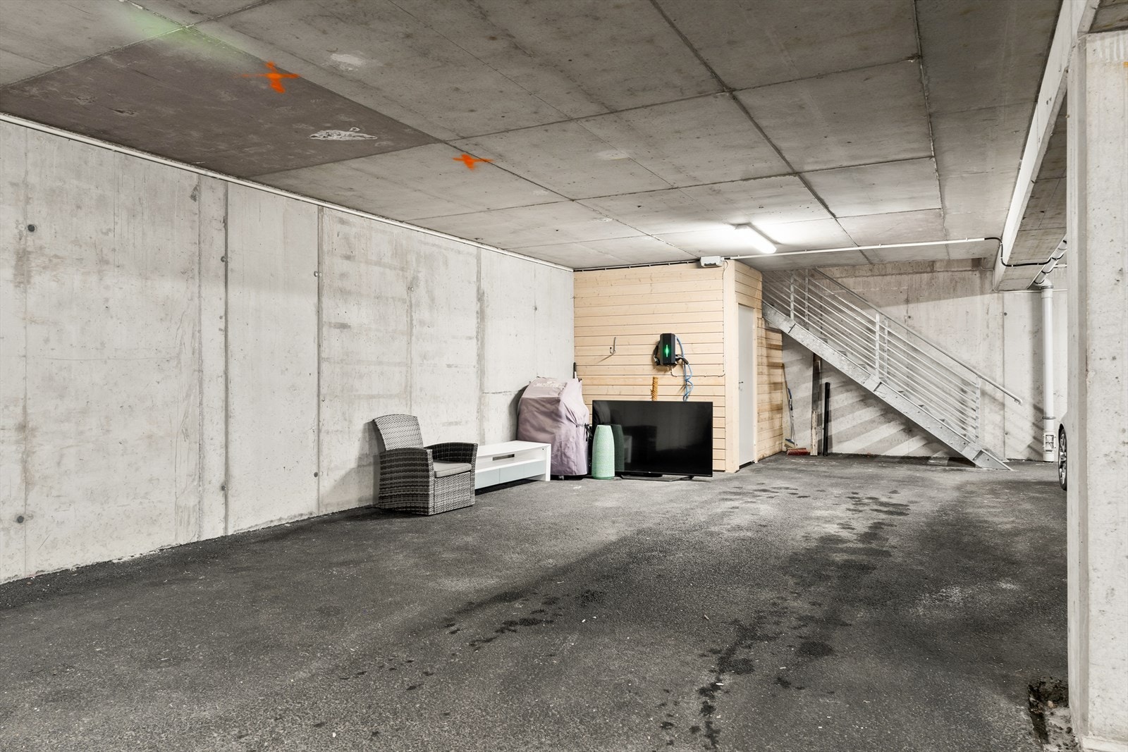 Med leiligheten medfølger 2 faste parkeringsplasser i felles garasjeanlegg, hvorav en med elbillader. Galleribilde