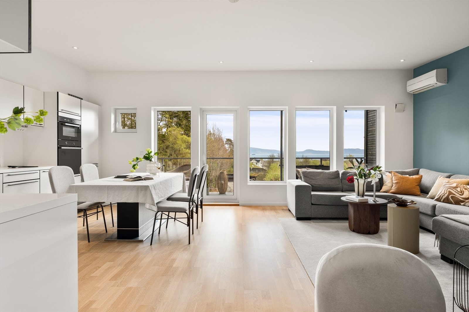 I leiligheten blir du møtt av en lys og luftig stue/kjøkken løsning på hele 34,46 m². Galleribilde