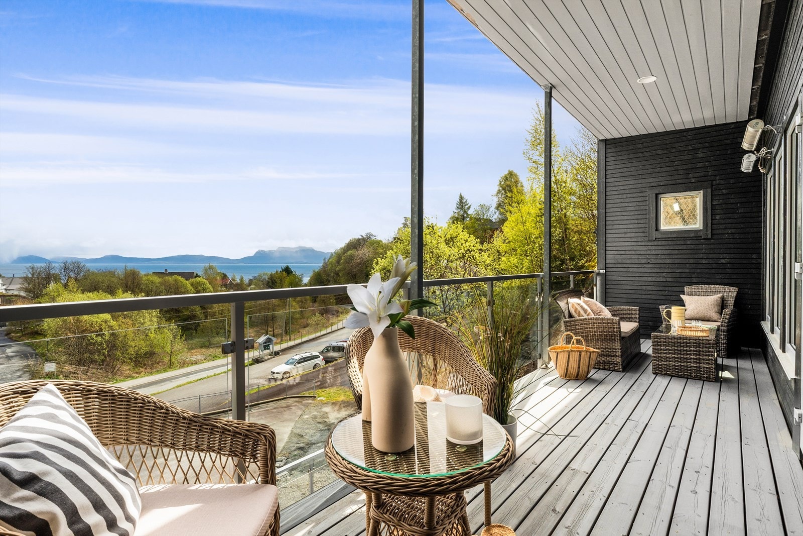 Fra stuen har man utgang til en herlig sør-østvendt terrasse på ca. 14m² Galleribilde