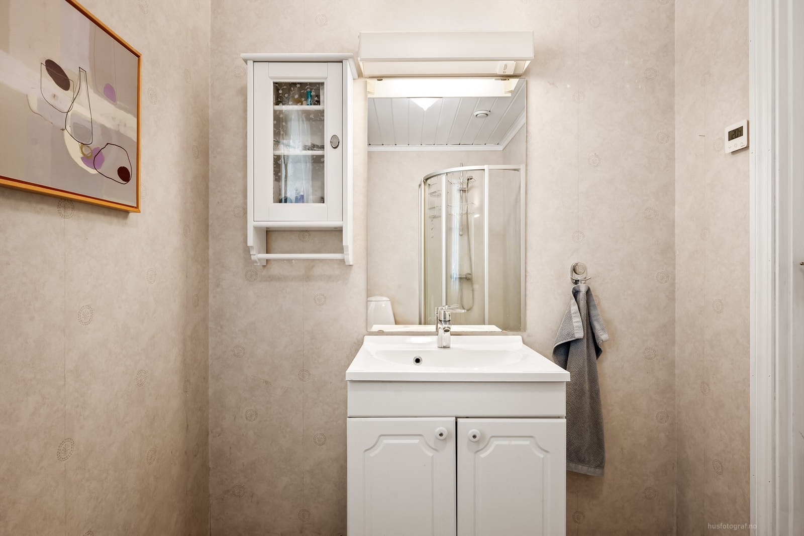 Badet har gulvbelegg med gulvvarme og tapetserte vegger. Galleribilde