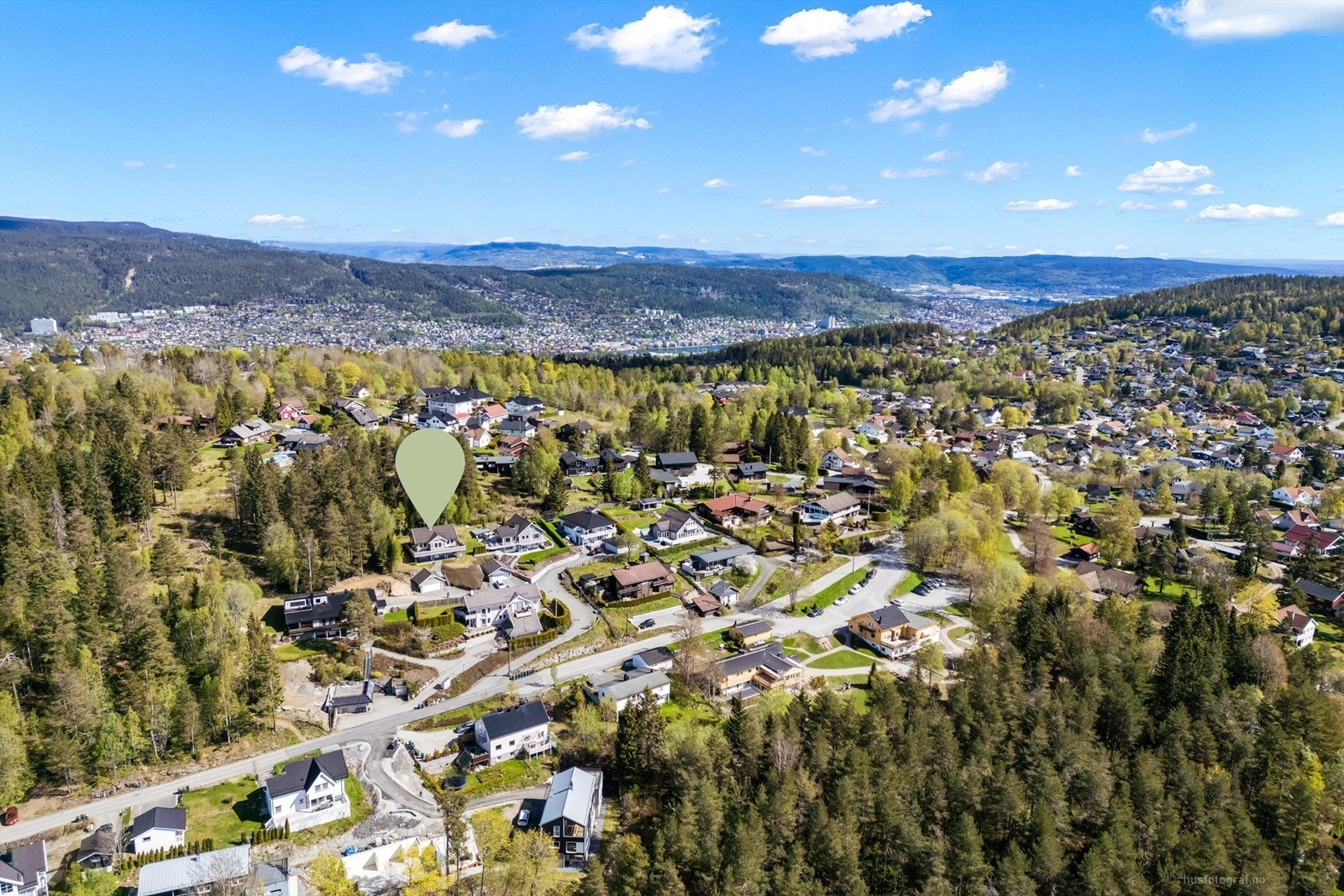 Praktisk avstand til Konnerud sentrum med et godt utvalg av servicetilbud og Konnerudsenteret som er bydelens naturlige samlingssted for handel. Galleribilde