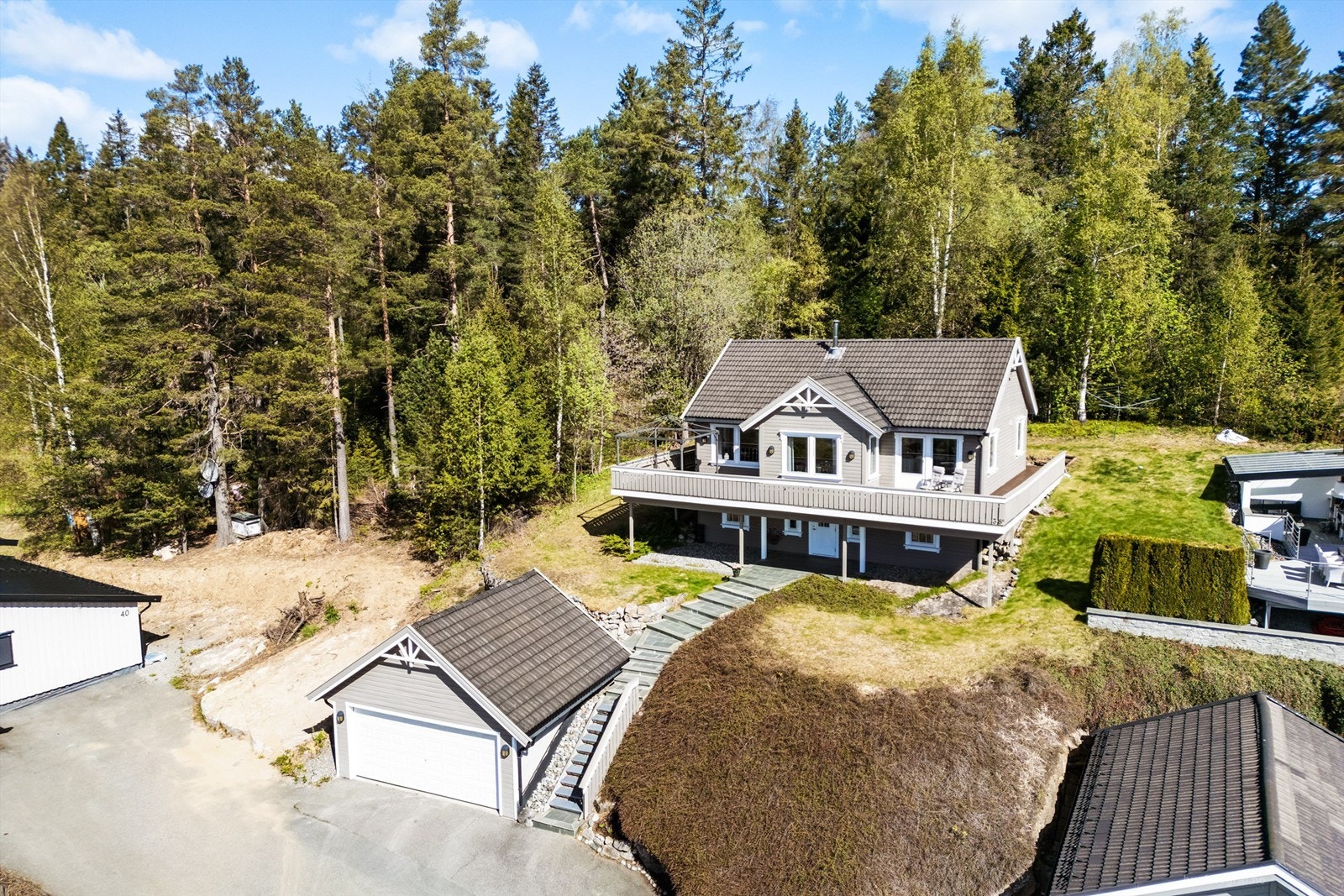 Boligen ligger høyt og fritt til, øverst på feltet, uten gjennomgangstrafikk. Galleribilde