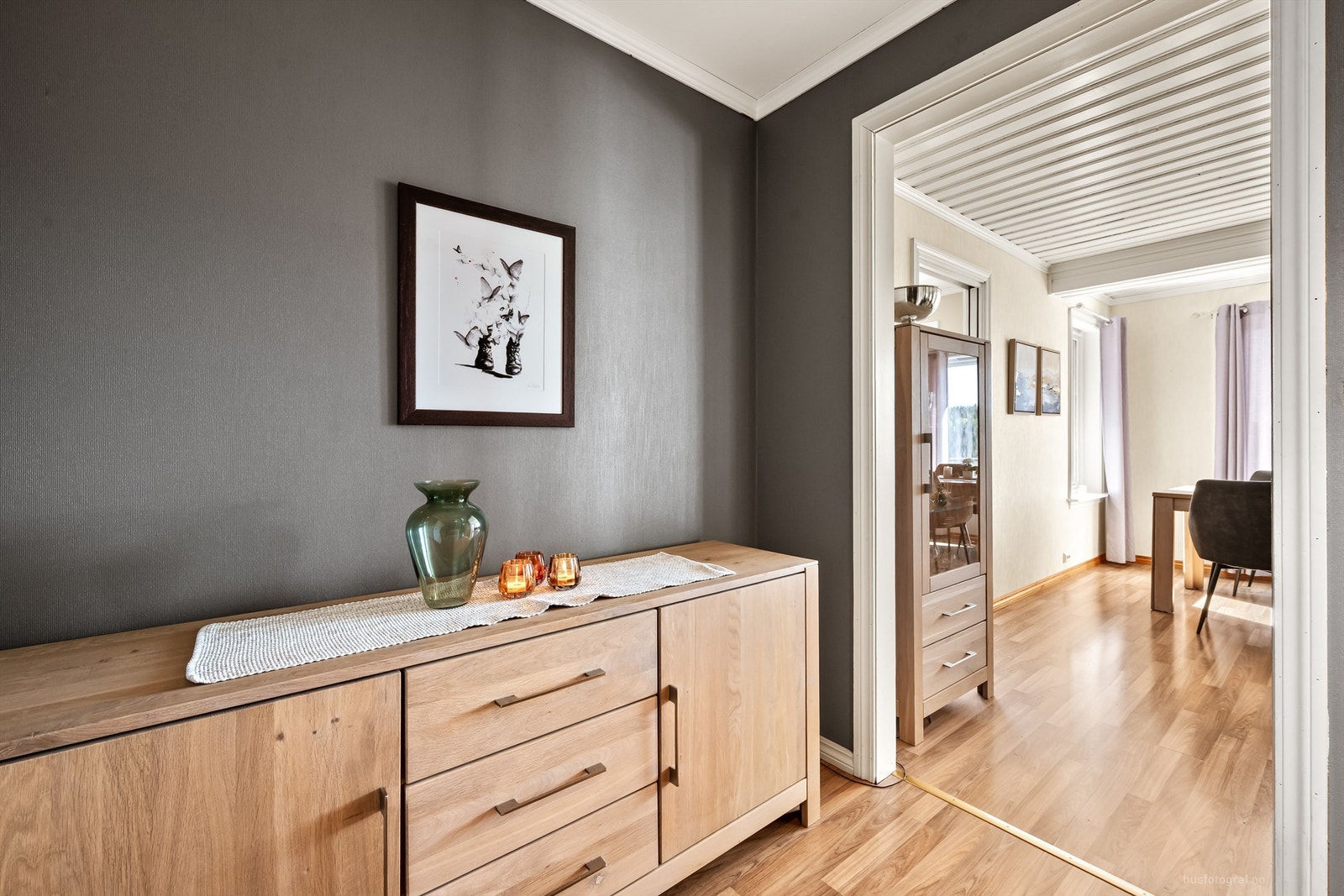 Gangen binder sammen rommene i første etasje. Trappen ned til underetasjen er ny. Galleribilde