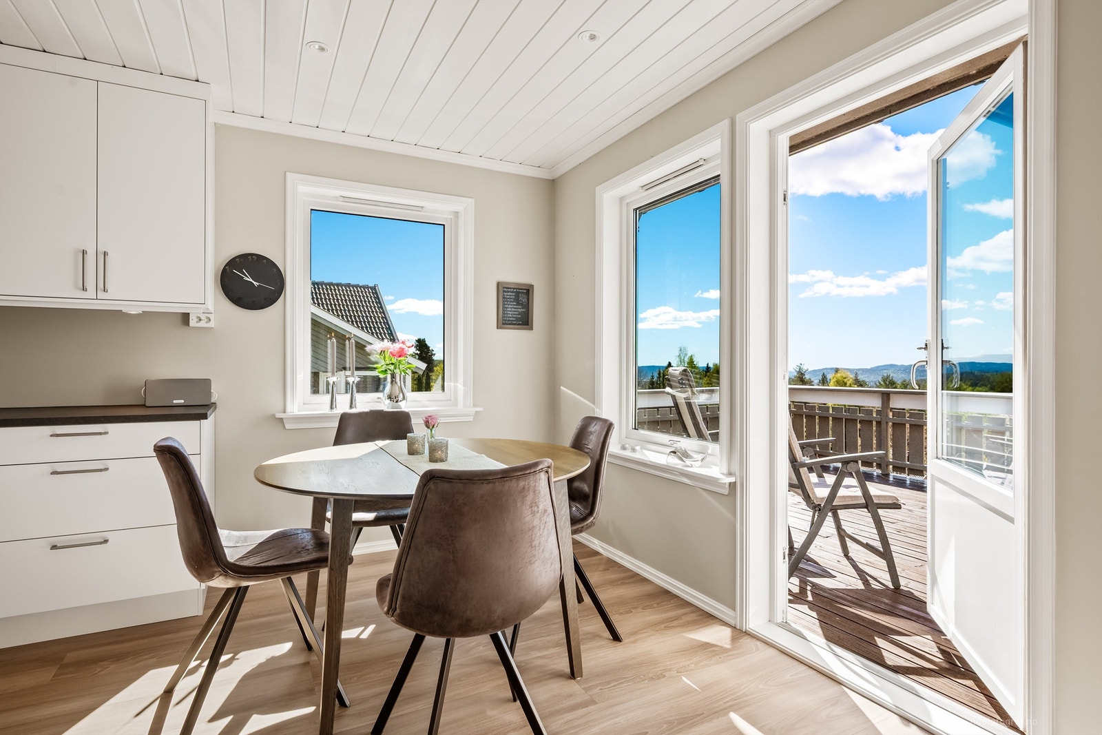 Kjøkkenet har en hyggelig spiseplass ved vinduet og egen utgang til verandaen. Galleribilde