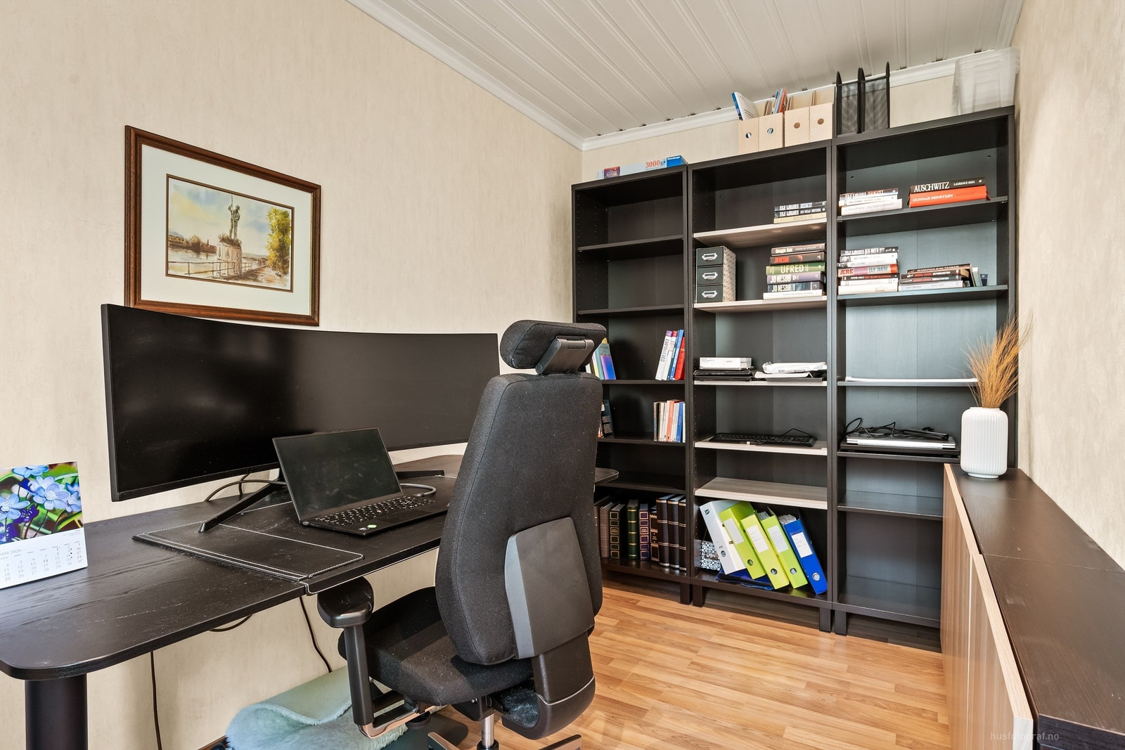 Eget kontor/soverom i første etasje gir en rolig og skjermet arbeidsplass. Galleribilde