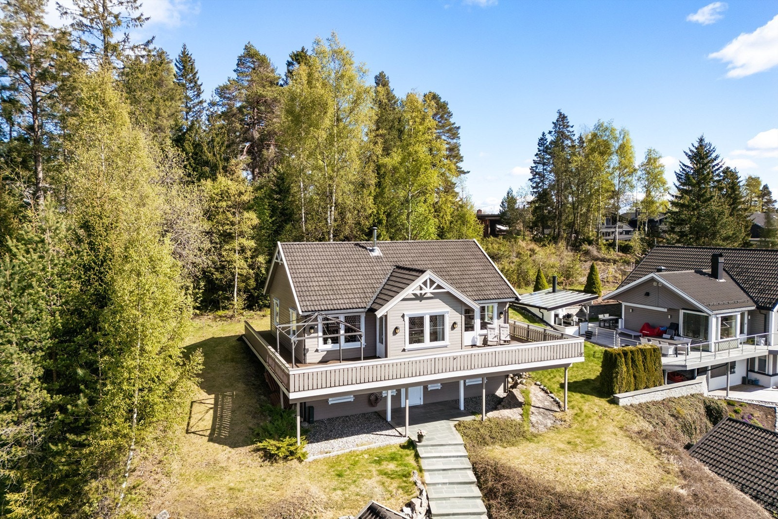 Til eiendommen hører en frittstående garasje med lagringsloft og installert elbillader fra 2017. Galleribilde