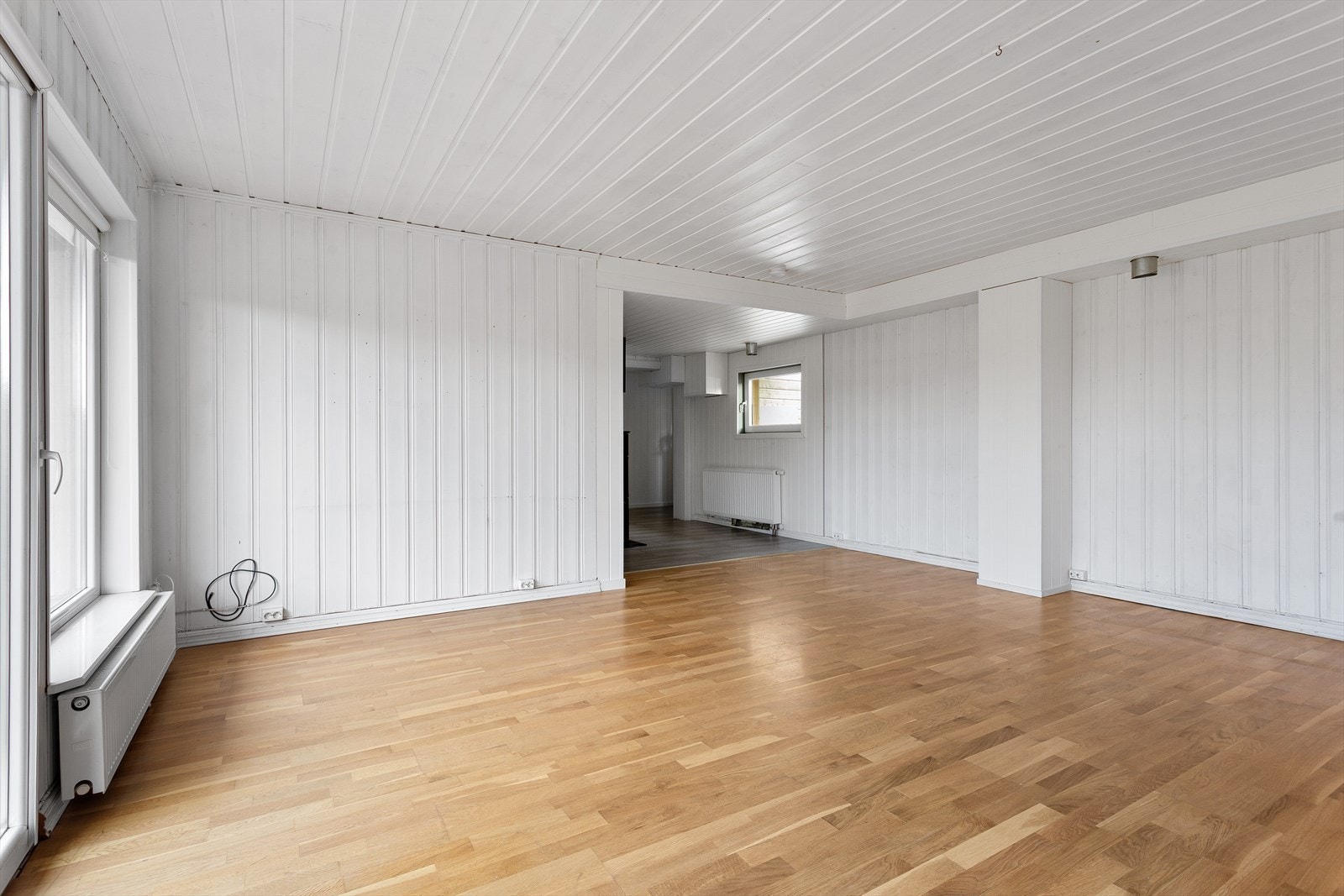 Romslig areal med plass til flere sittegrupper og fleksible møbleringsløsninger. Galleribilde