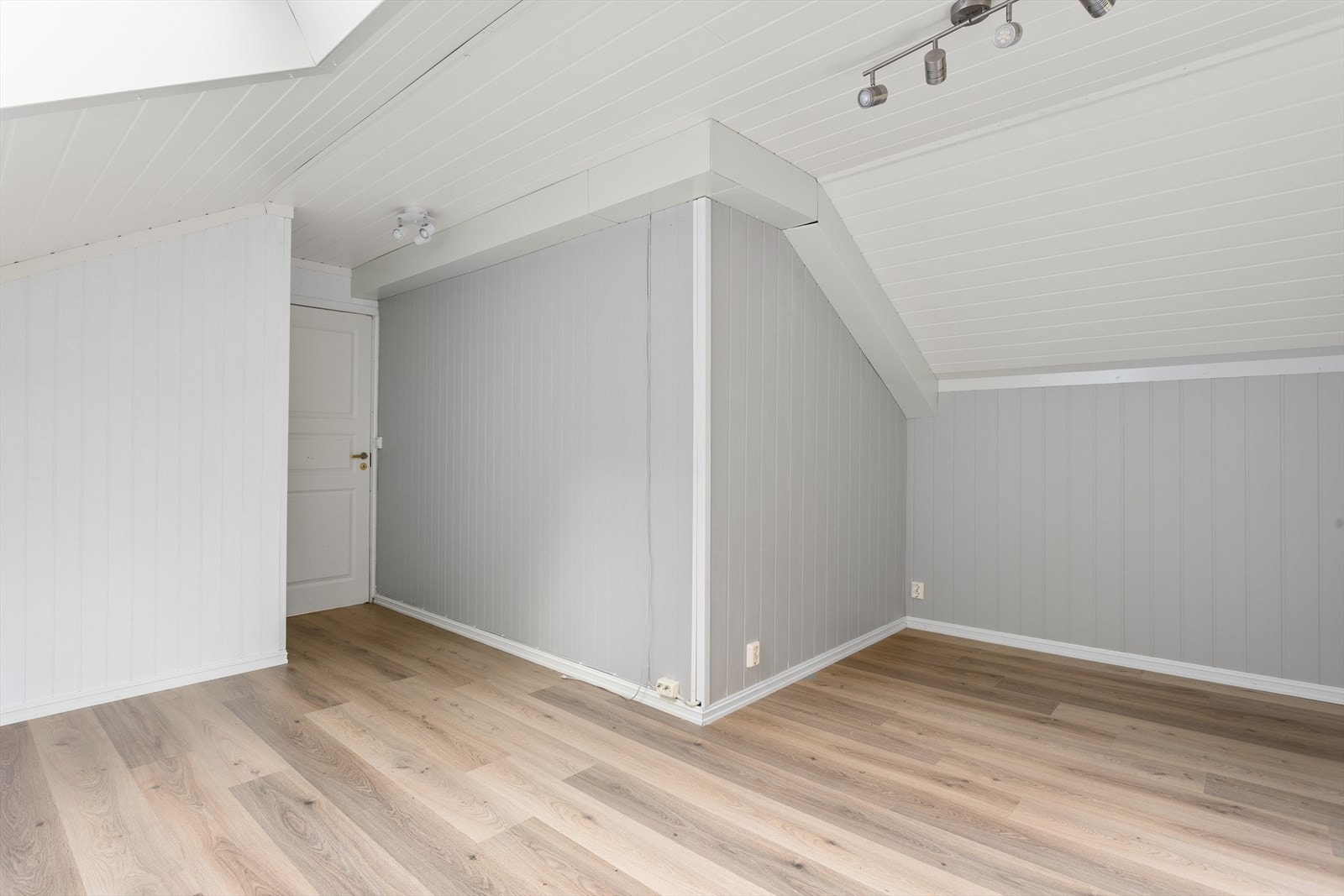Soverom. De skrå takflatene er utnyttet for å skape et funksjonelt rom. Galleribilde