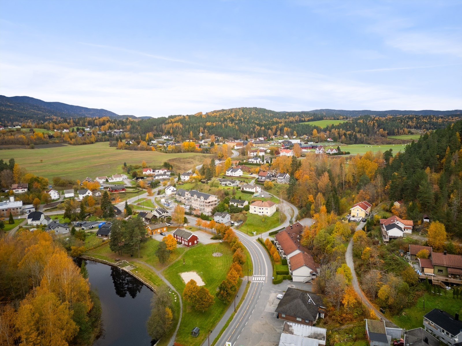 Eiendommen ligger landlig til i Skotselv i Øvre Eiker kommune. Galleribilde