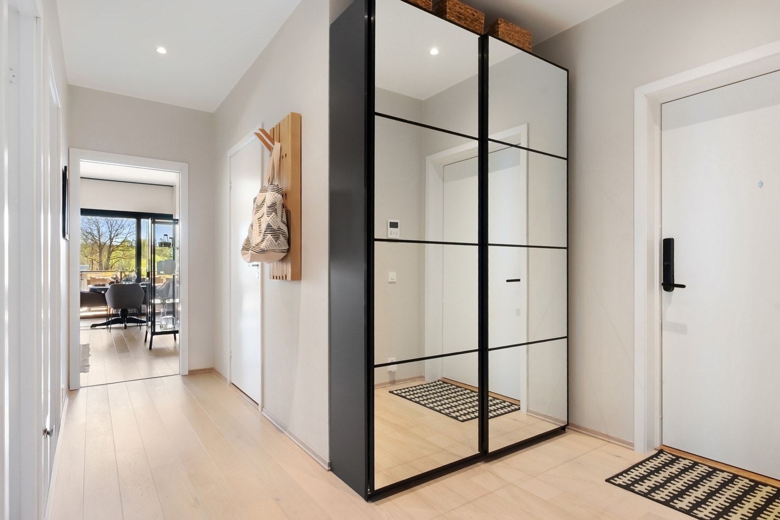 Vel inne har gangen skyvedørsgarderobe og knagger for ytterklærne. Galleribilde