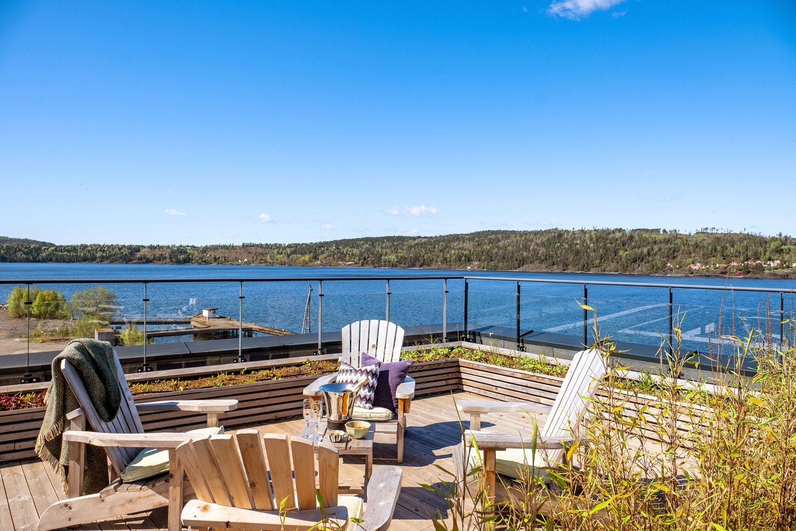 For de som ønsker å sitte ute i høyden er det enkel tilgang til felles takterrasse med fantastisk utsikt over Oslofjorden. Galleribilde