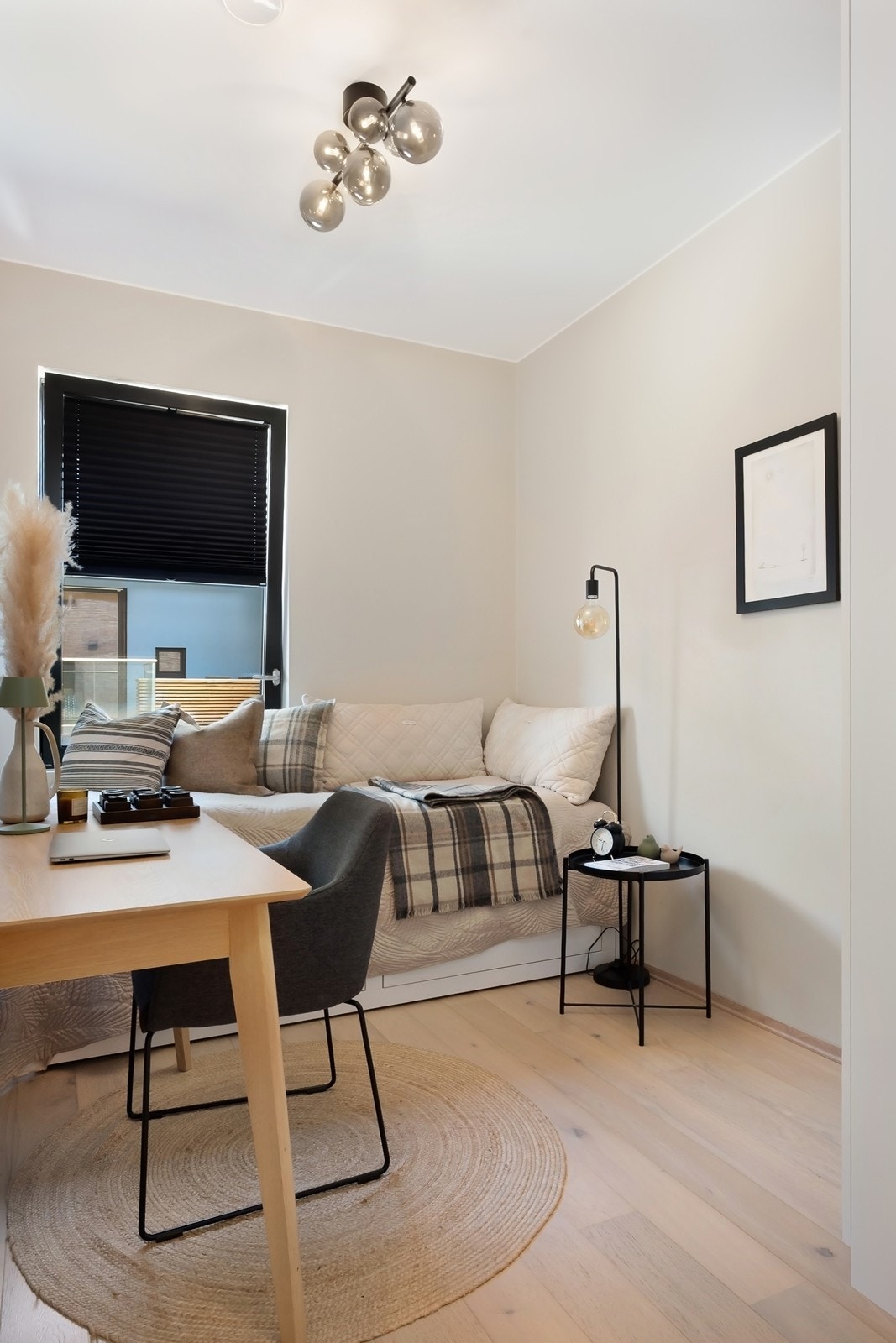 Kombinasjonen downlights, varme fargetoner og 1-stavs eikeparkett skaper en lun atmosfære. Galleribilde