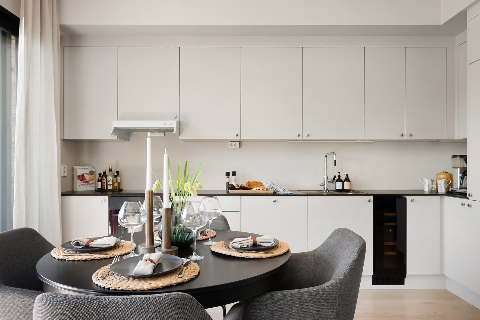 Kjøkkenet har funksjonell og smart plassering med alt man trenger. Hvitevarene er integrerte, med vinskap som det lille ekstra. Galleribilde
