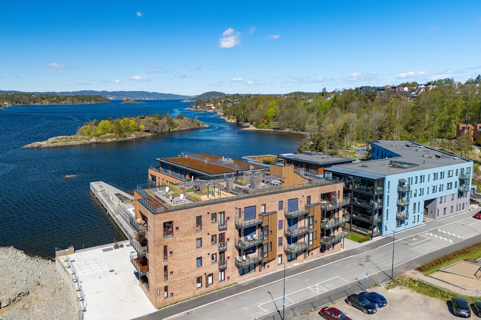 Beliggenheten er landlig og fredelig langs Mossesundet i Oslofjorden, midt mellom Son og Moss. Galleribilde
