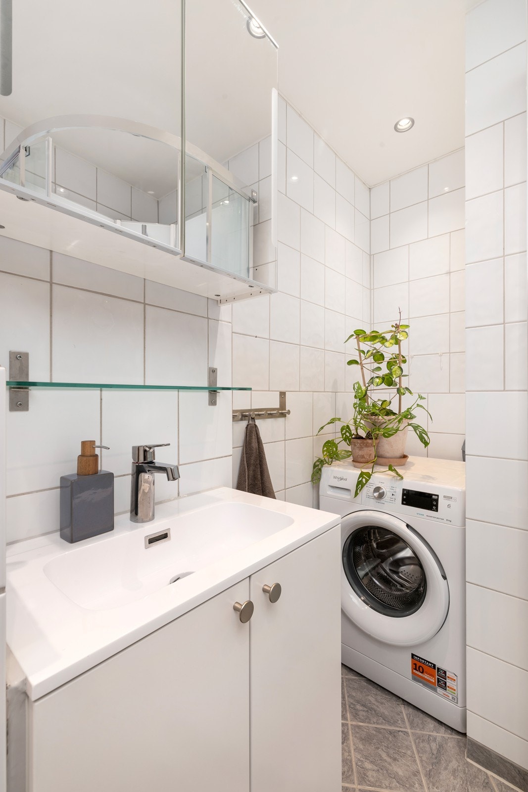 Innredningen inkluderer opplegg for vaskemaskin og vegghengt WC. Galleribilde