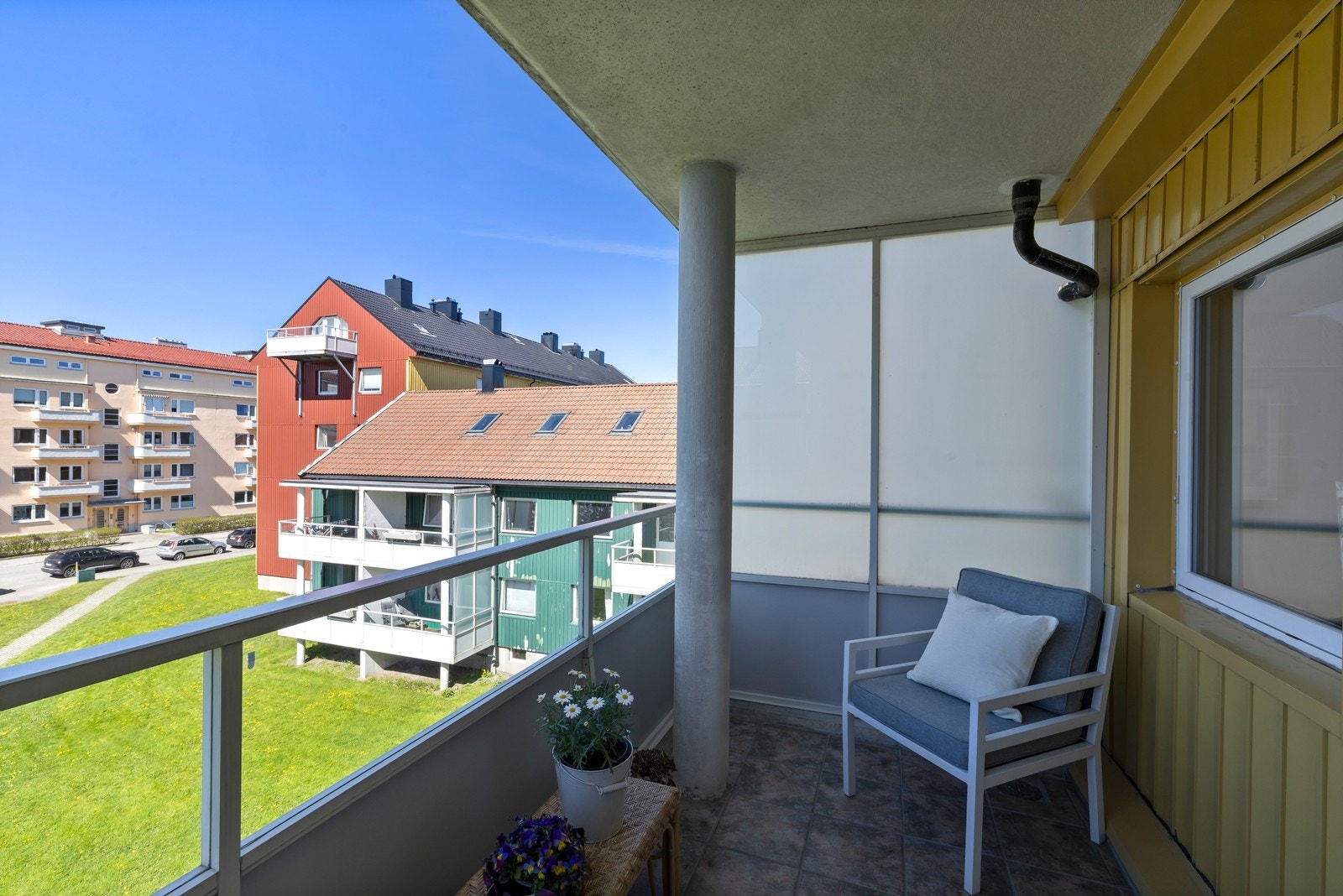 Utsikten fra balkongen gir oversikt over nærområdet. Galleribilde