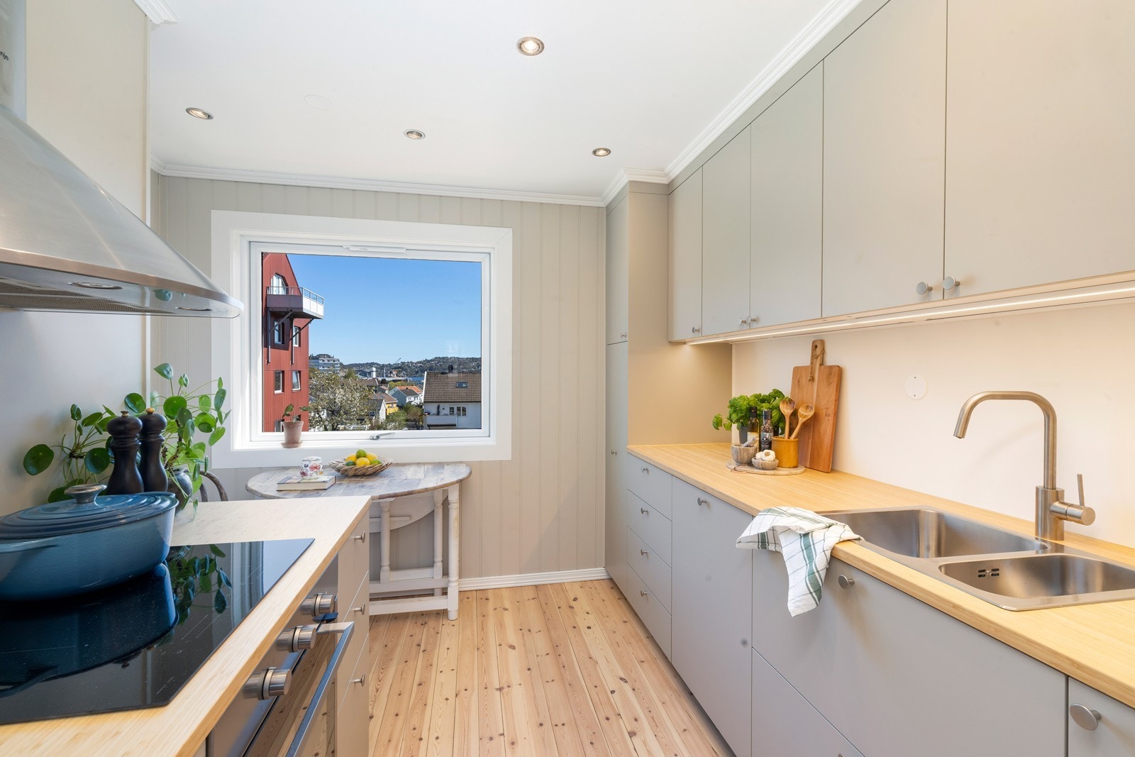 Ny kjøkkeninnredning med trefiberfronter og tre benkeplate gir et moderne preg. Galleribilde